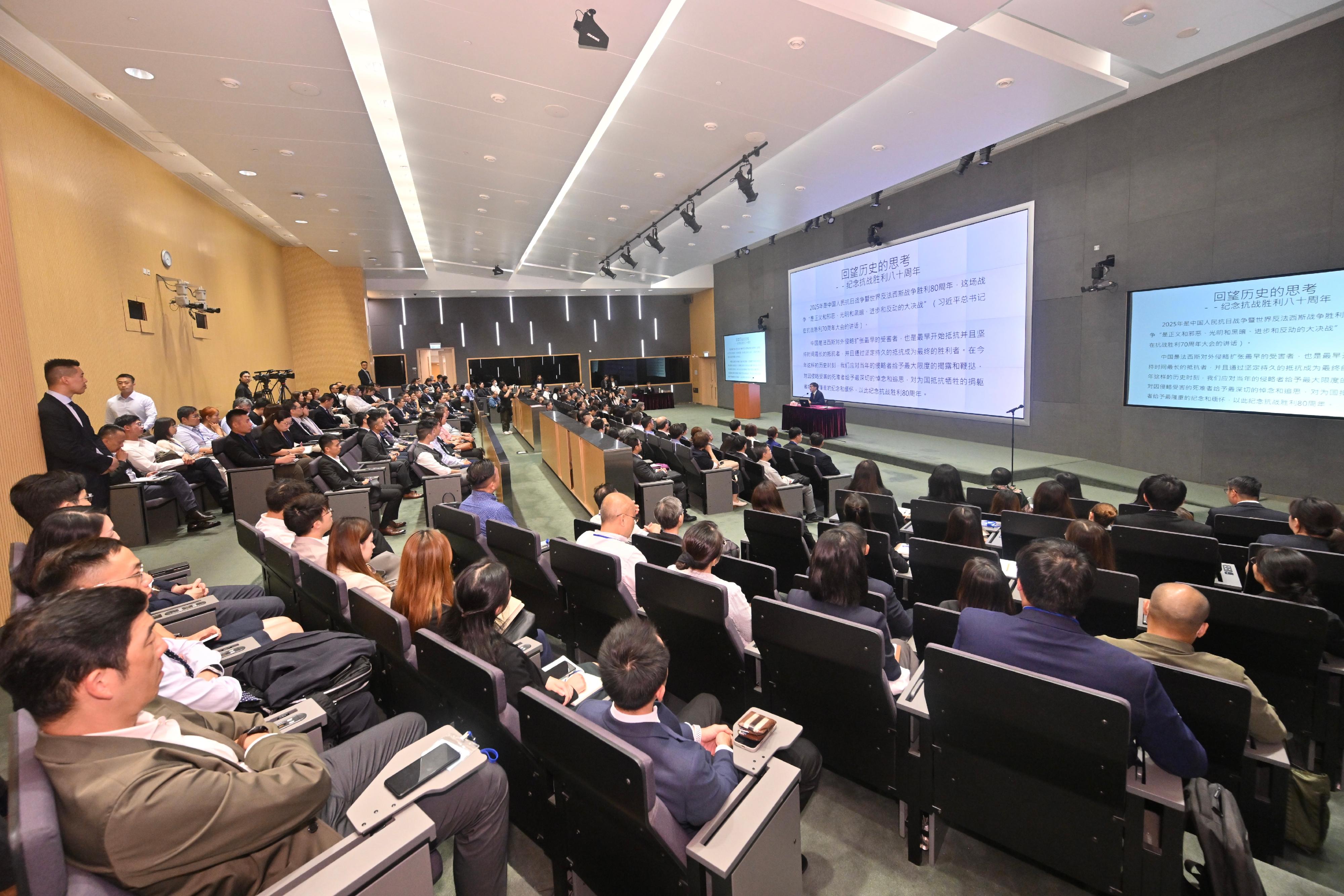 The Civil Service Bureau and the Constitutional and Mainland Affairs Bureau jointly organised a talk to commemorate the 80th anniversary of victory in the Chinese People’s War of Resistance against Japanese Aggression and in the World Anti-Fascist War at the Central Government Offices today (July 24). 