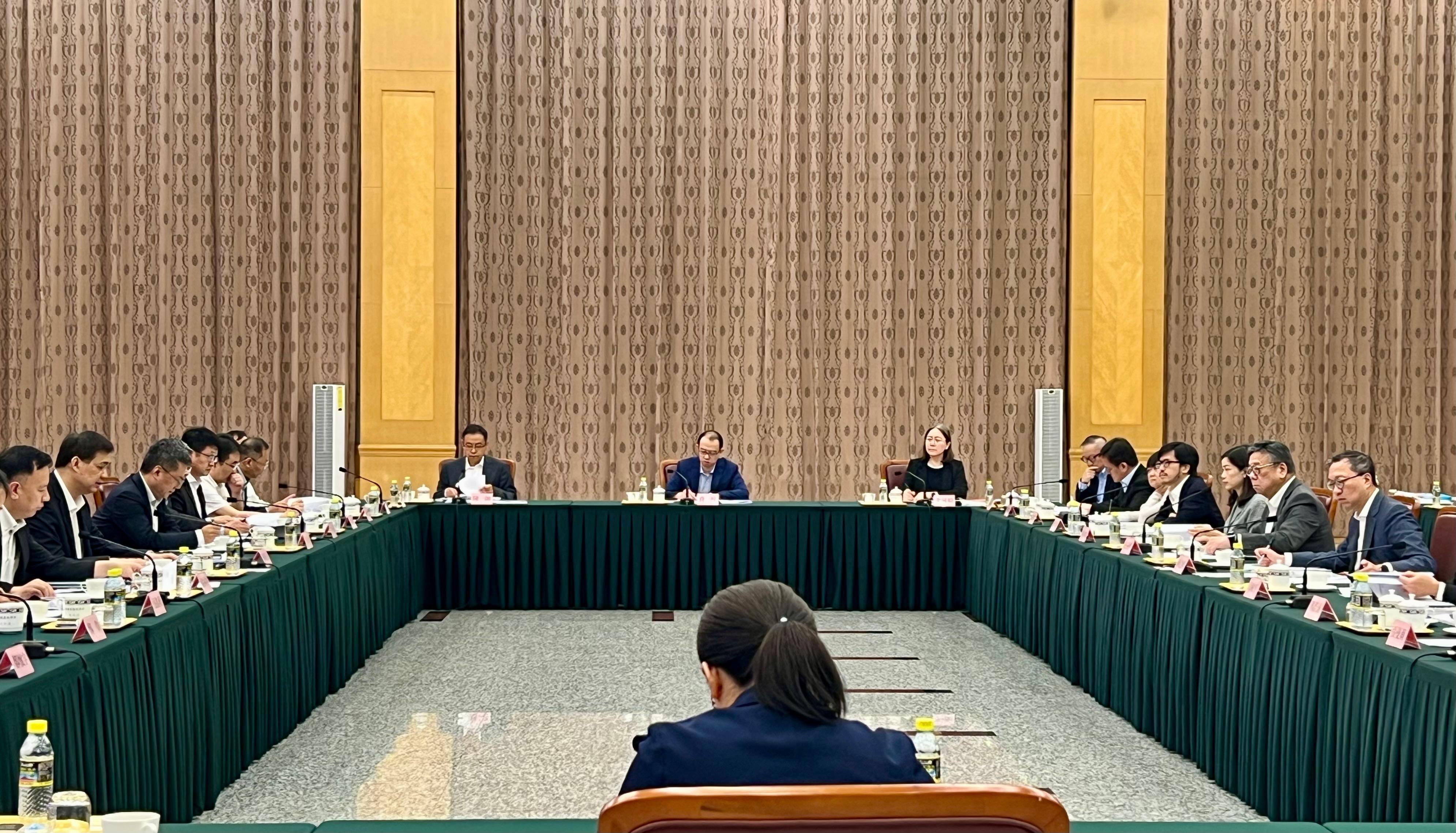 香港特別行政區（特區）政府與國家發展和改革委員會（發改委）及相關中央部委今日（七月二十五日）在北京舉行支持香港全面參與和助力「一帶一路」建設聯席會議第八次會議。發改委副主任周海兵（左二）、「融入國家發展大局督導組」下「一帶一路」發展小組組長、律政司司長林定國資深大律師（右一）和聯席會議港方召集人商務及經濟發展局局長丘應樺（右二）與其他中央部委及特區政府官員出席會議。
