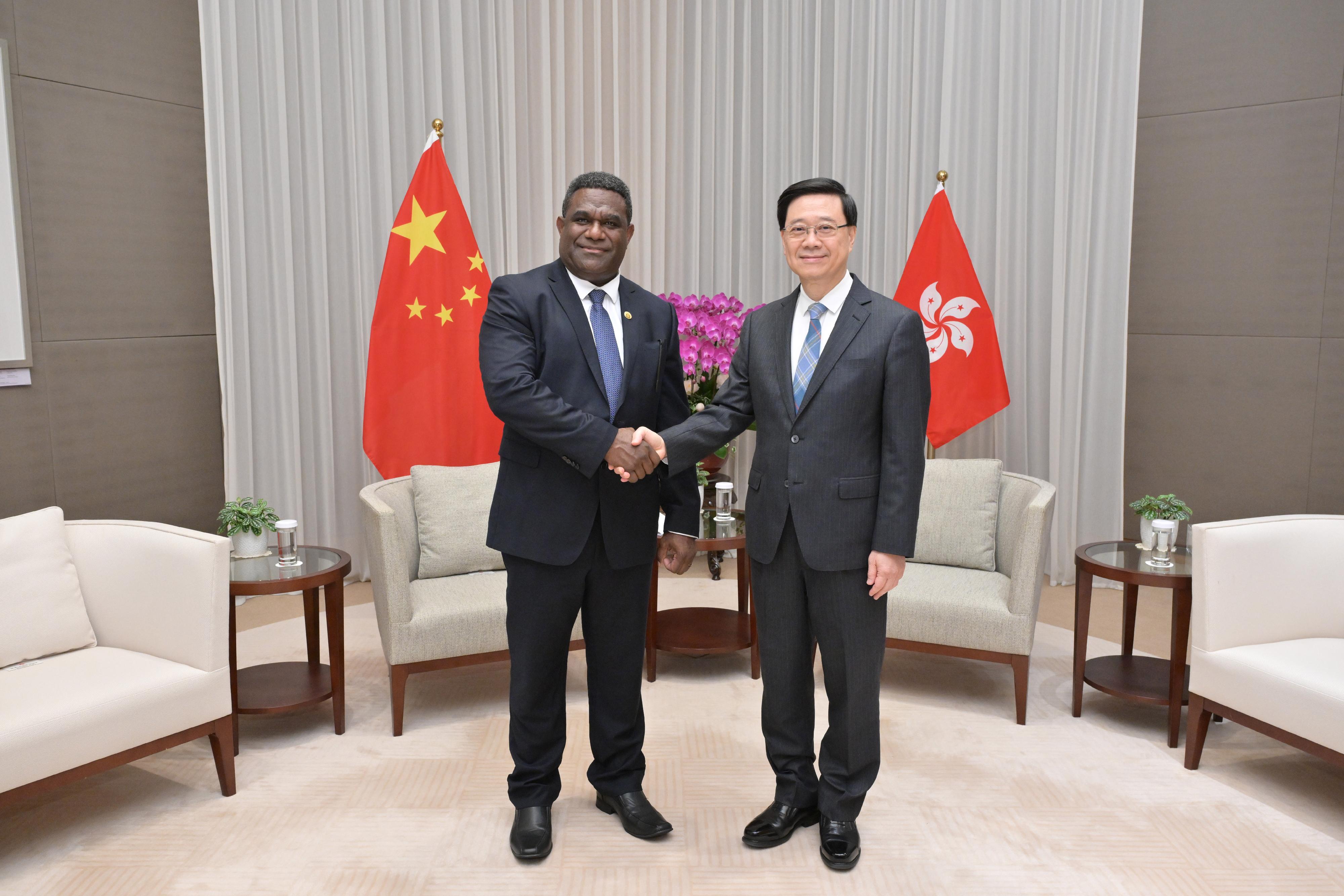 The Chief Executive, Mr John Lee (right), meets with the Deputy Prime Minister and Minister of Finance and Economic Management of Vanuatu, Mr Johnny Koanapo Rasou (left), today (July 25).