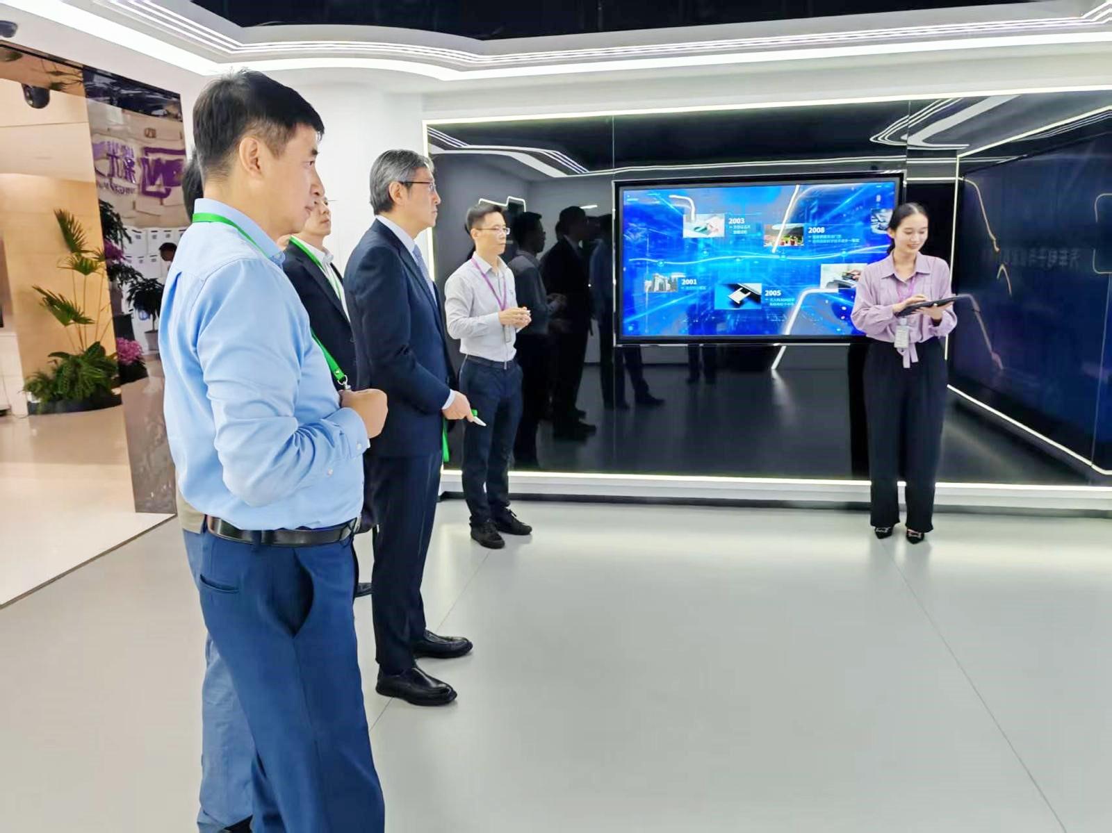 The Director-General of the Office for Attracting Strategic Enterprises, Mr Peter Yan, today (July 25) concluded his visit to Beijing. Photo shows Mr Yan (second left) visiting an enterprise in advanced manufacturing sector in Beijing.
