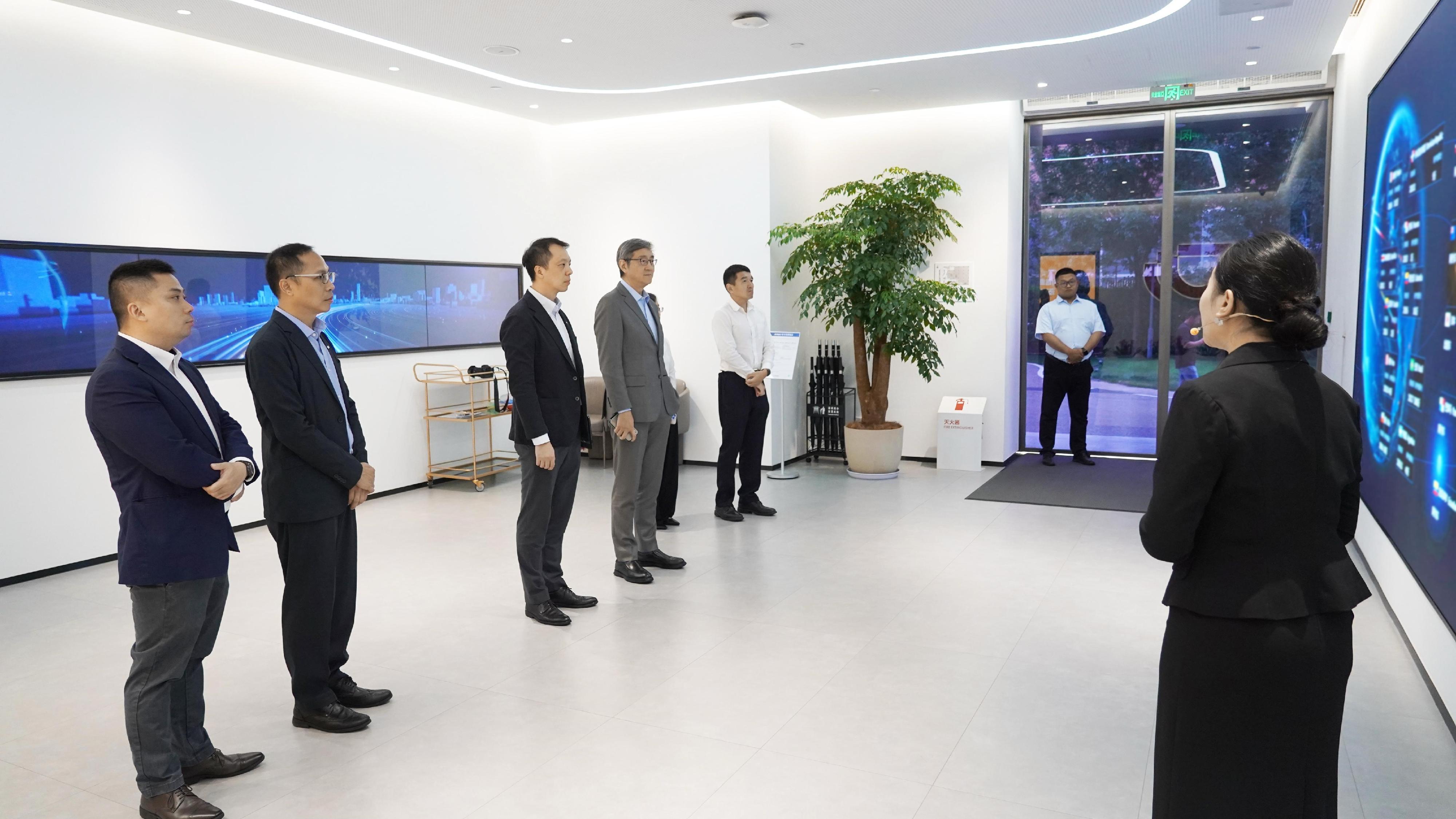 The Director-General of the Office for Attracting Strategic Enterprises (OASES), Mr Peter Yan, today (July 25) concluded his visit to Beijing. Photo shows Mr Yan (fourth right) and the Executive Director of OASES, Mr Bryan Peng (fifth right), visiting a leading smart mobility technology platform enterprise in Mainland China. 