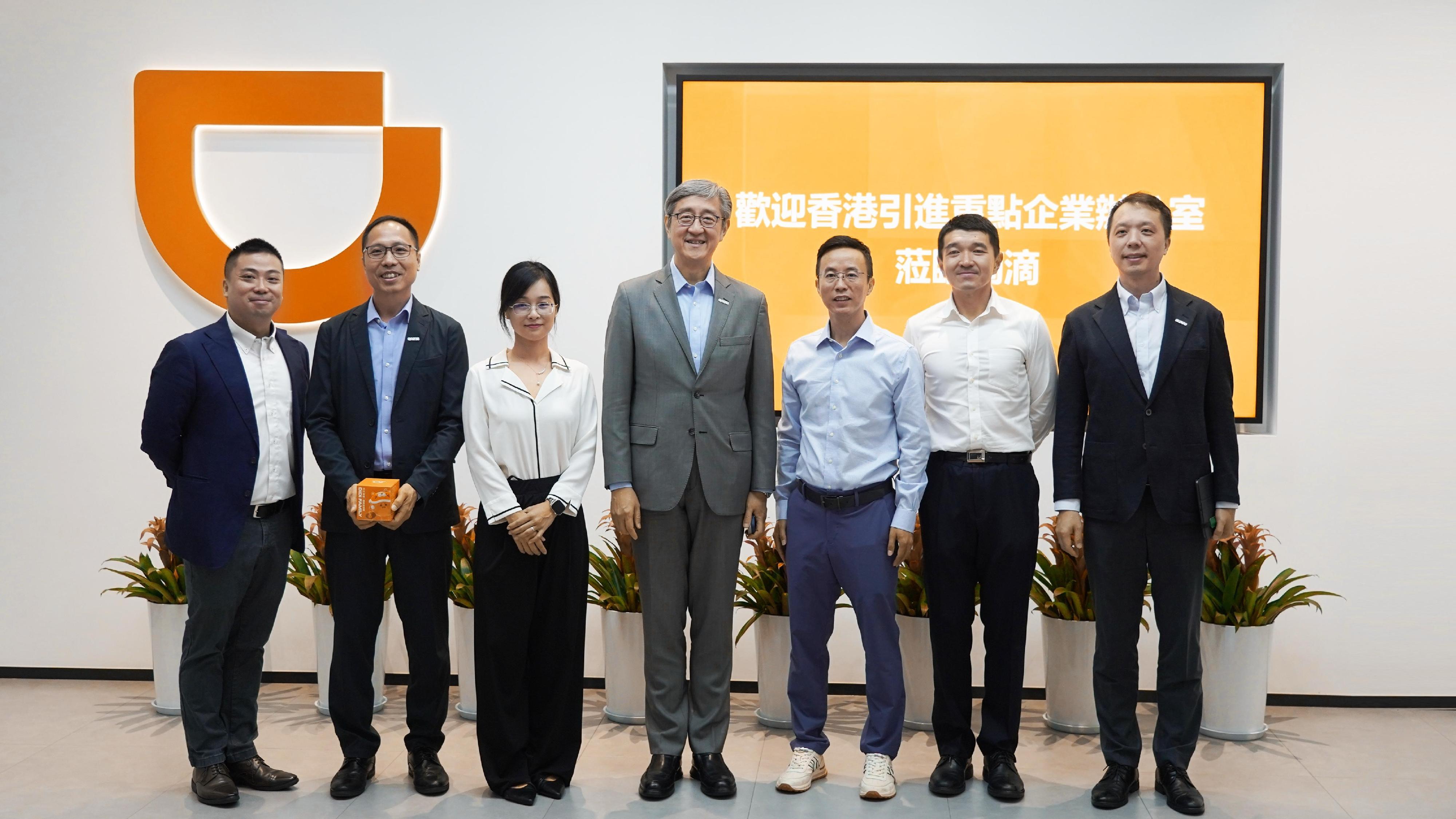 The Director-General of the Office for Attracting Strategic Enterprises (OASES), Mr Peter Yan, today (July 25) concluded his visit to Beijing. Photo shows Mr Yan (middle) and the Executive Director of OASES, Mr Bryan Peng (first right), with the representatives of a leading smart mobility technology platform enterprise in Mainland China.