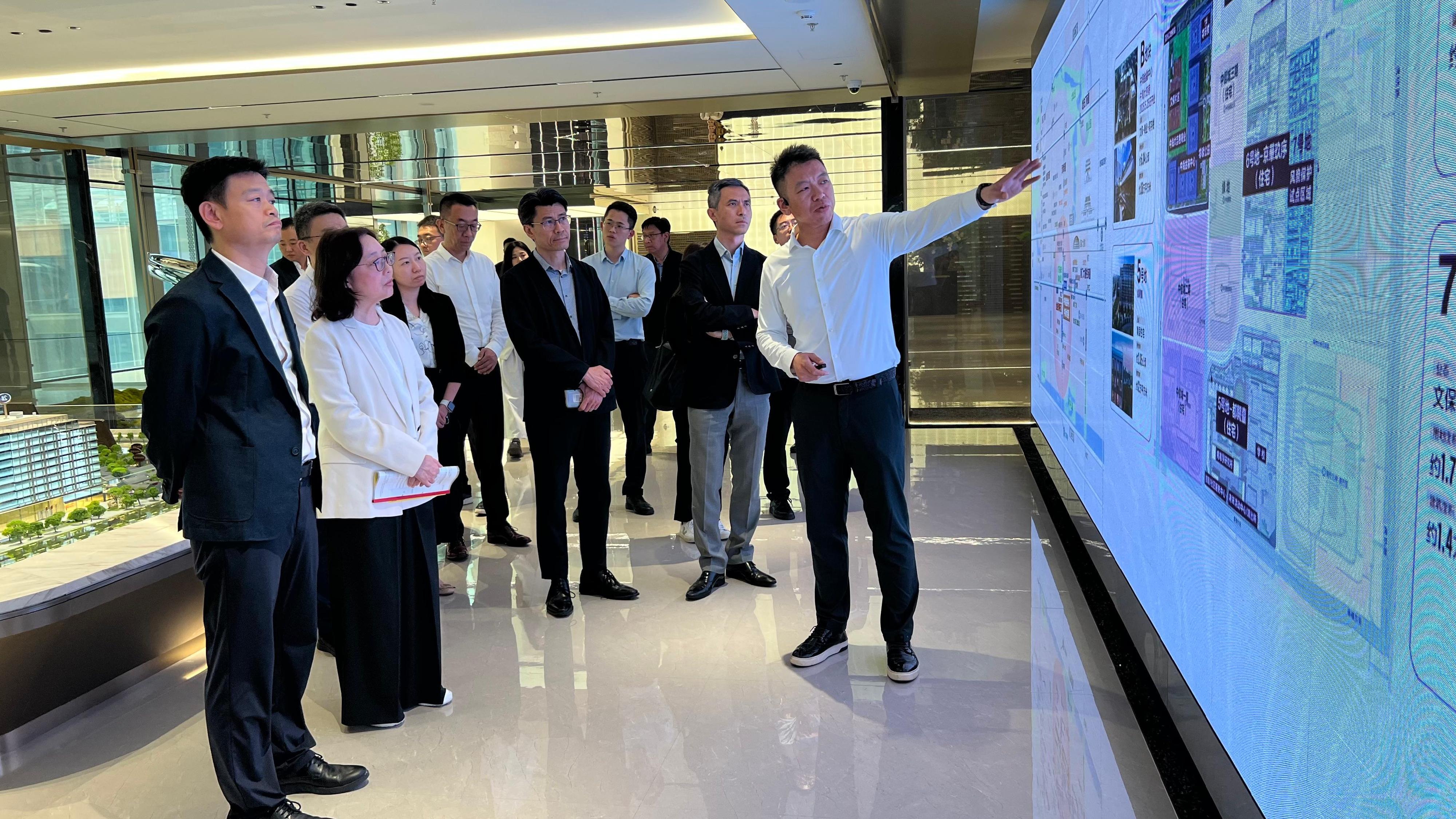 The Secretary for Development, Ms Bernadette Linn (second left), today (July 25) visited urban renewal projects in Beijing and was briefed on the project of Zhonghai Daji Alley in Xicheng District.