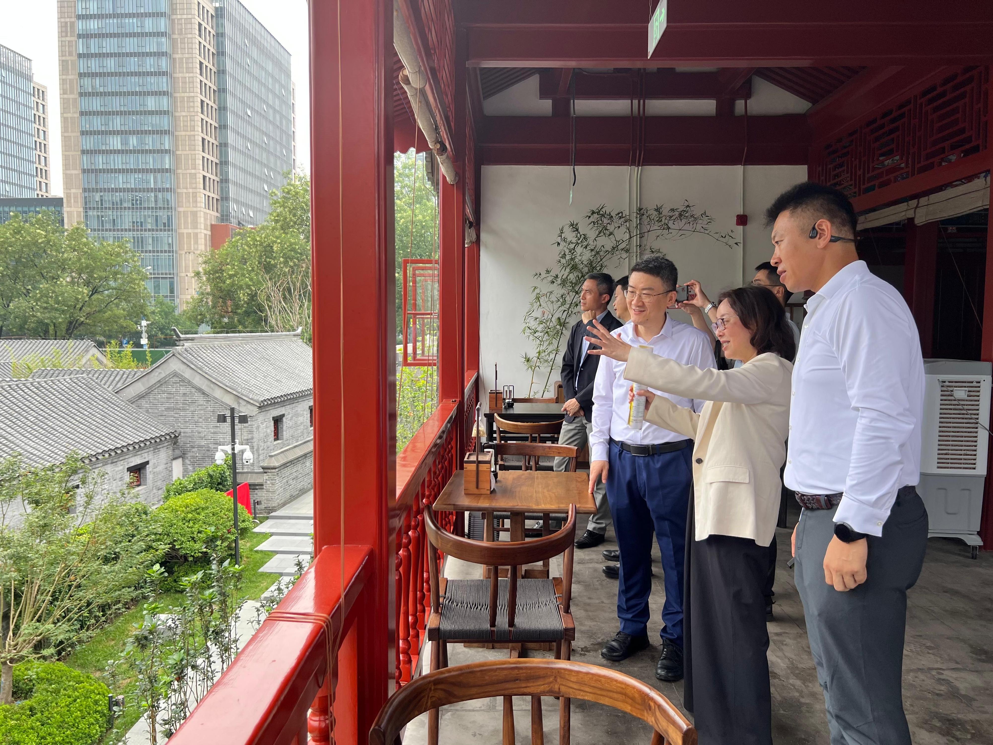 The Secretary for Development, Ms Bernadette Linn (second right), today (July 25) visited the urban renewal project of Zhonghai Daji Alley in Xicheng District in Beijing to learn about the integration of the old and the new through the redevelopment of the local district.