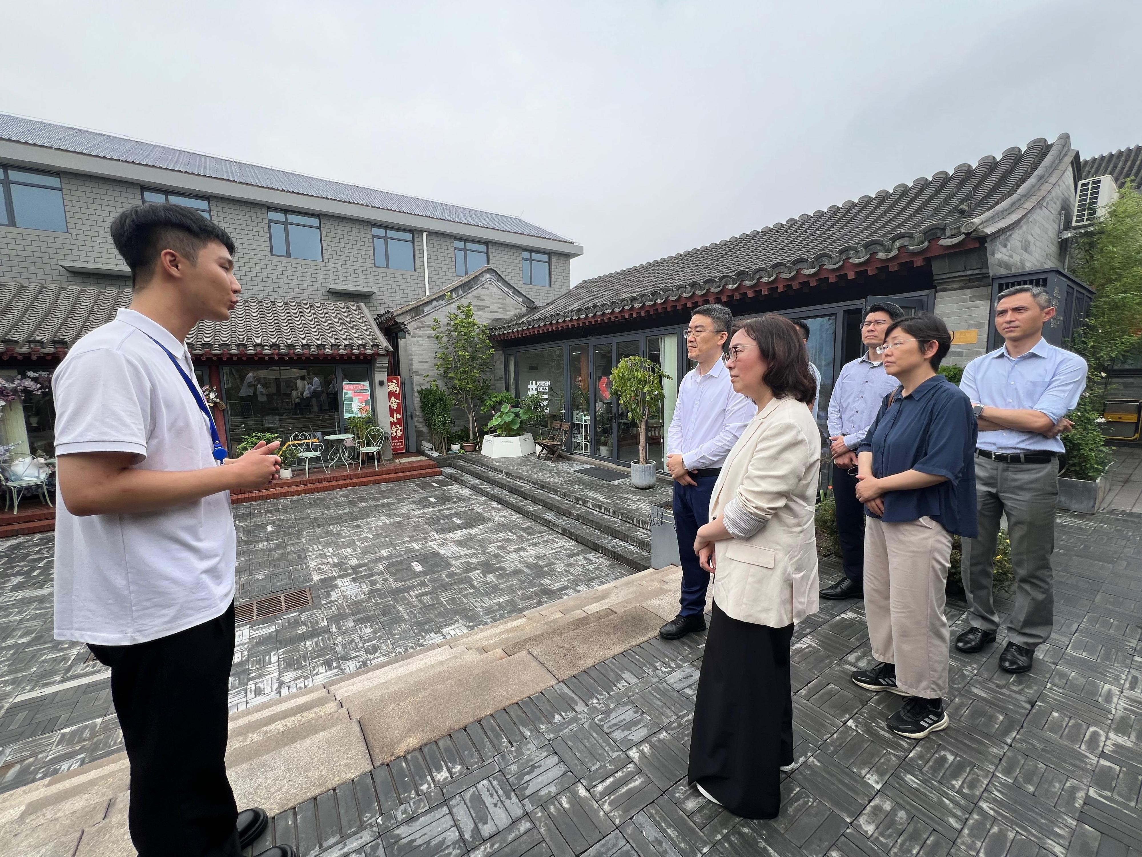 The Secretary for Development, Ms Bernadette Linn (third left), visited the Yaojiang Hutong in Beijing to learn about the enhancement of facilities in old district and revitalisation of old buildings.