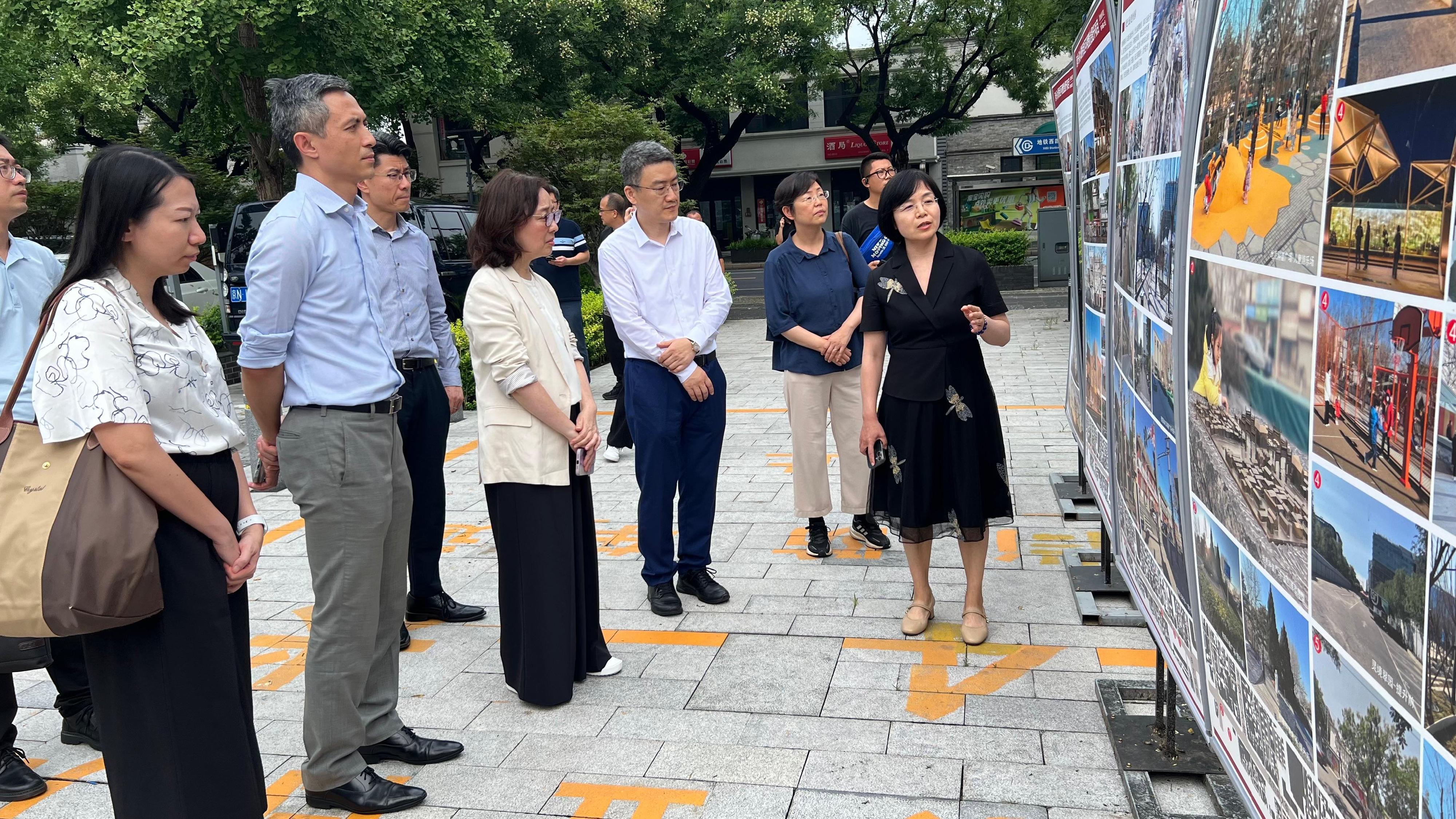 The Secretary for Development, Ms Bernadette Linn (fourth left), today (July 25) visited the urban renewal projects in Beijing and was briefed on the project of Xidan Beidajie.