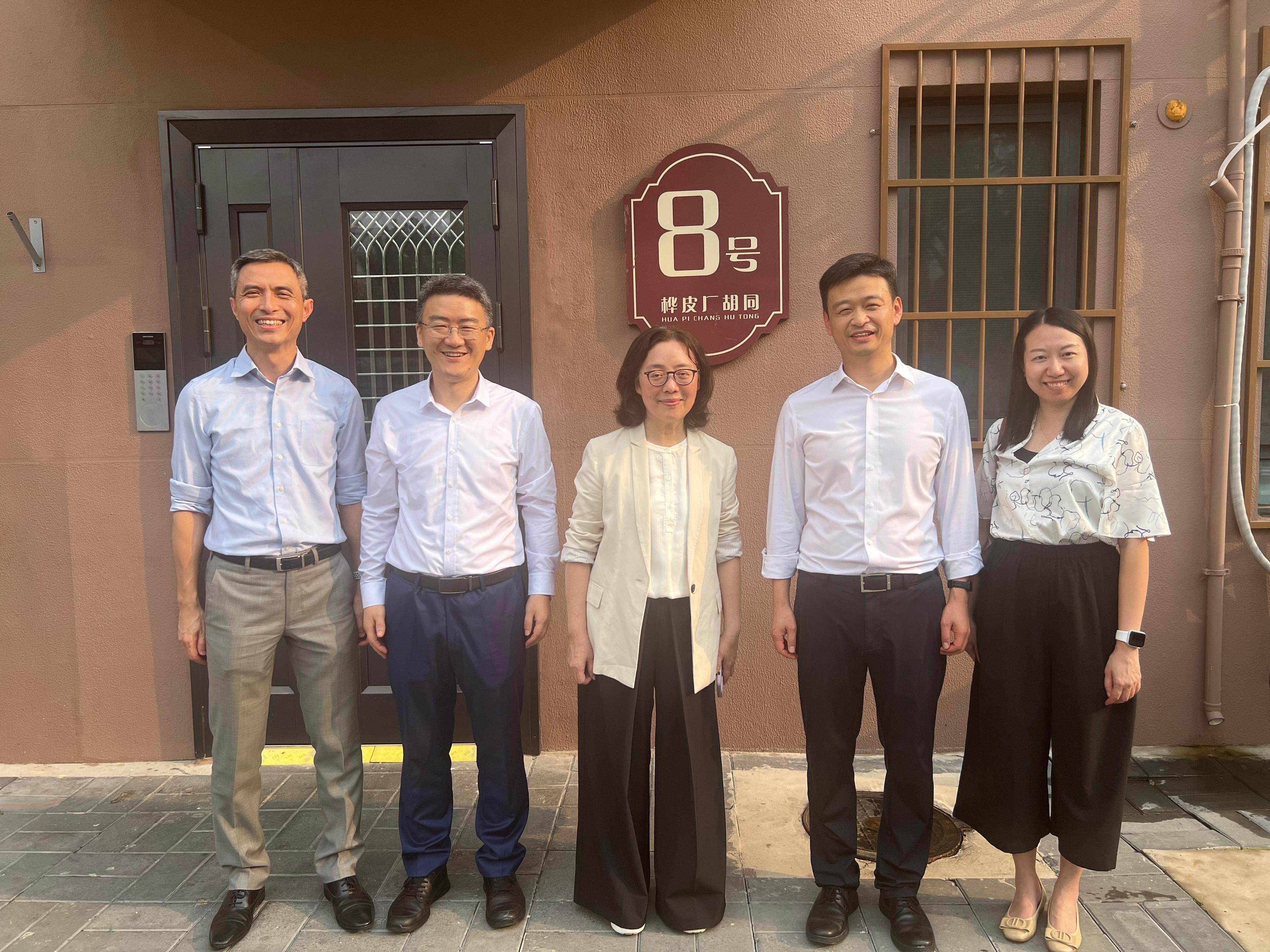 The Secretary for Development, Ms Bernadette Linn (centre), today (July 25) visited the in-situ redevelopment and relocation project at No. 8, Huabichang Hutong in Beijing to learn about the adoption of the concrete Modular Integrated Construction method, which significantly reduced the construction period of the project to three months.