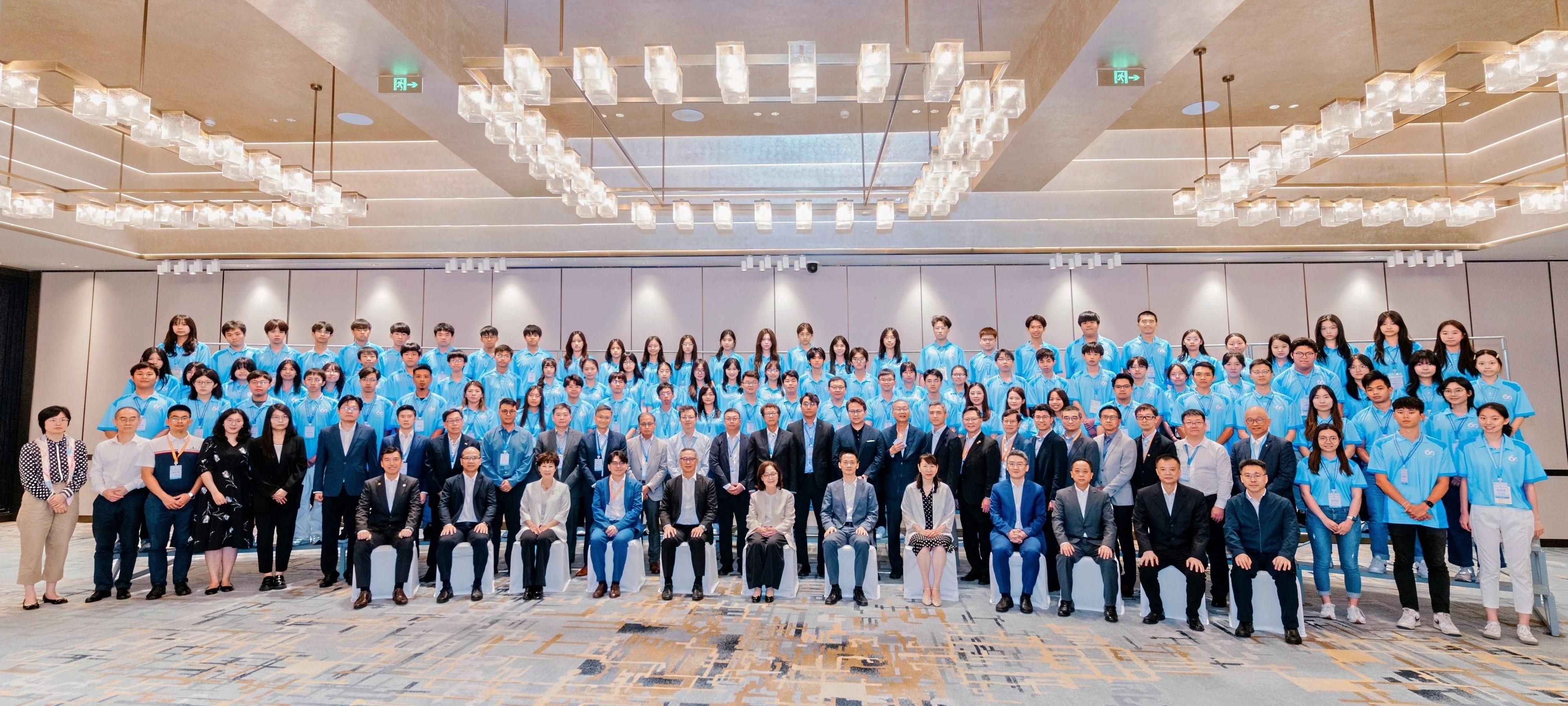 The study tour on national water infrastructure, culture and technology, jointly organised by the Water Supplies Department, the Hong Kong Institution of Engineers and the Hong Kong Federation of Education Workers, concluded in Beijing today (July 25). Photo shows the Director of Bureau IV of the Hong Kong and Macao Affairs Office of the State Council, Mr Chen Wei (first row, sixth right); the First-level Inspector of the Department of International Cooperation, Science and Technology of the Ministry of Water Resources, Ms Ni Li (first row, fifth right); the Secretary for Development, Ms Bernadette Linn (first row, sixth left); the Deputy Director of Bureau III of the Hong Kong and Macao Affairs Office of the State Council, Mr Cao Qingtao (first row, fourth right); the Deputy Director-General of the Department of Educational, Scientific and Technological Affairs of the Liaison Office of the Central People’s Government in the Hong Kong Special Administrative Region, Mr Ye Shuiqiu (first row, third right); the Permanent Secretary for Development (Works), Mr Ricky Lau (first row, fifth left); the First-level Inspector of the Department of Water Resources of Guangdong Province, Mr Meng Fan (first row, second right); the Director of Water Supplies, Mr Roger Wong (first row, fourth left) and other guests pictured with the study tour.
