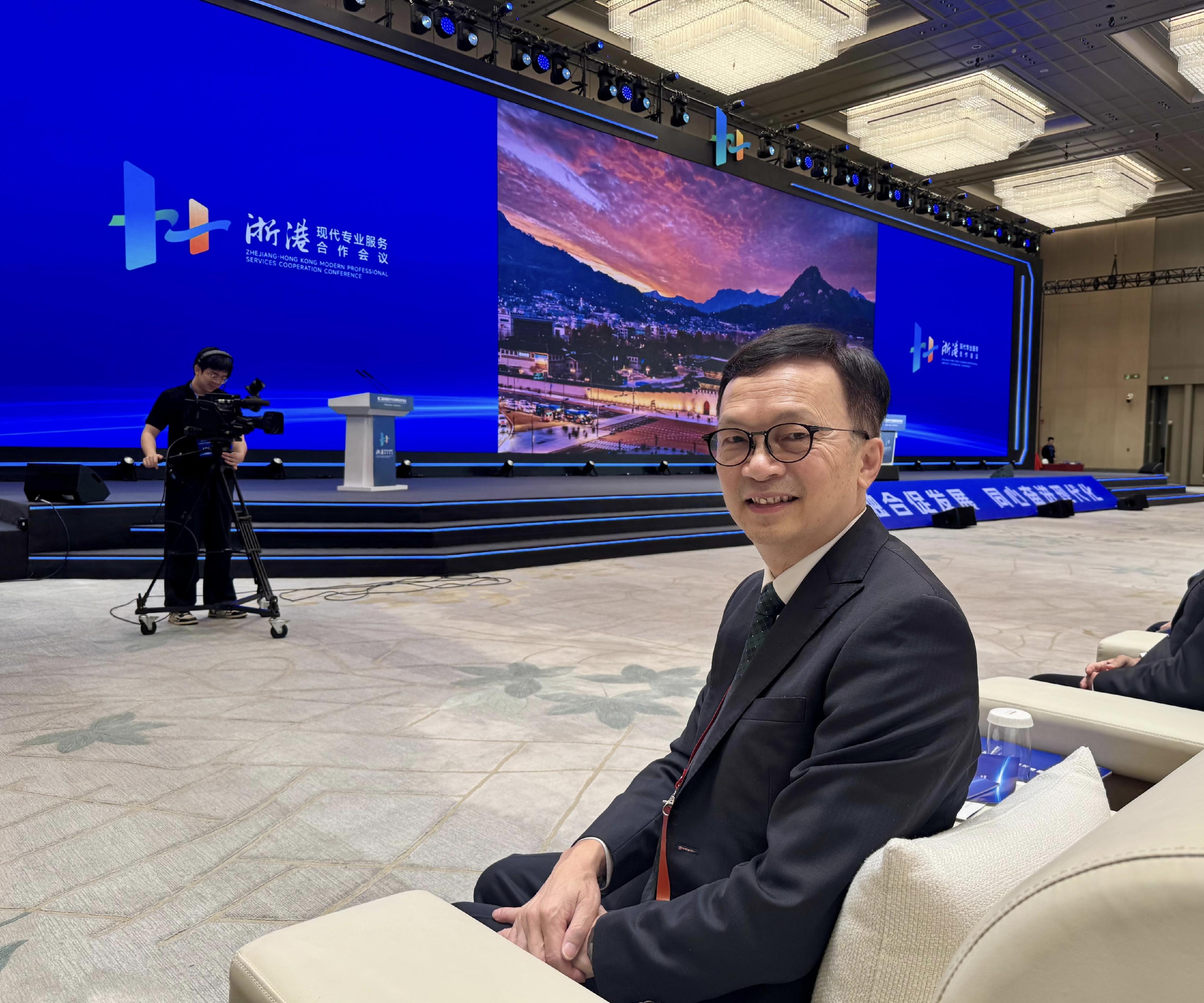The 2nd Zhejiang-Hong Kong Modern Professional Services Cooperation Conference was held today (July 26). Photo shows the Under Secretary for Transport and Logistics, Mr Liu Chun-san, attending the Conference.