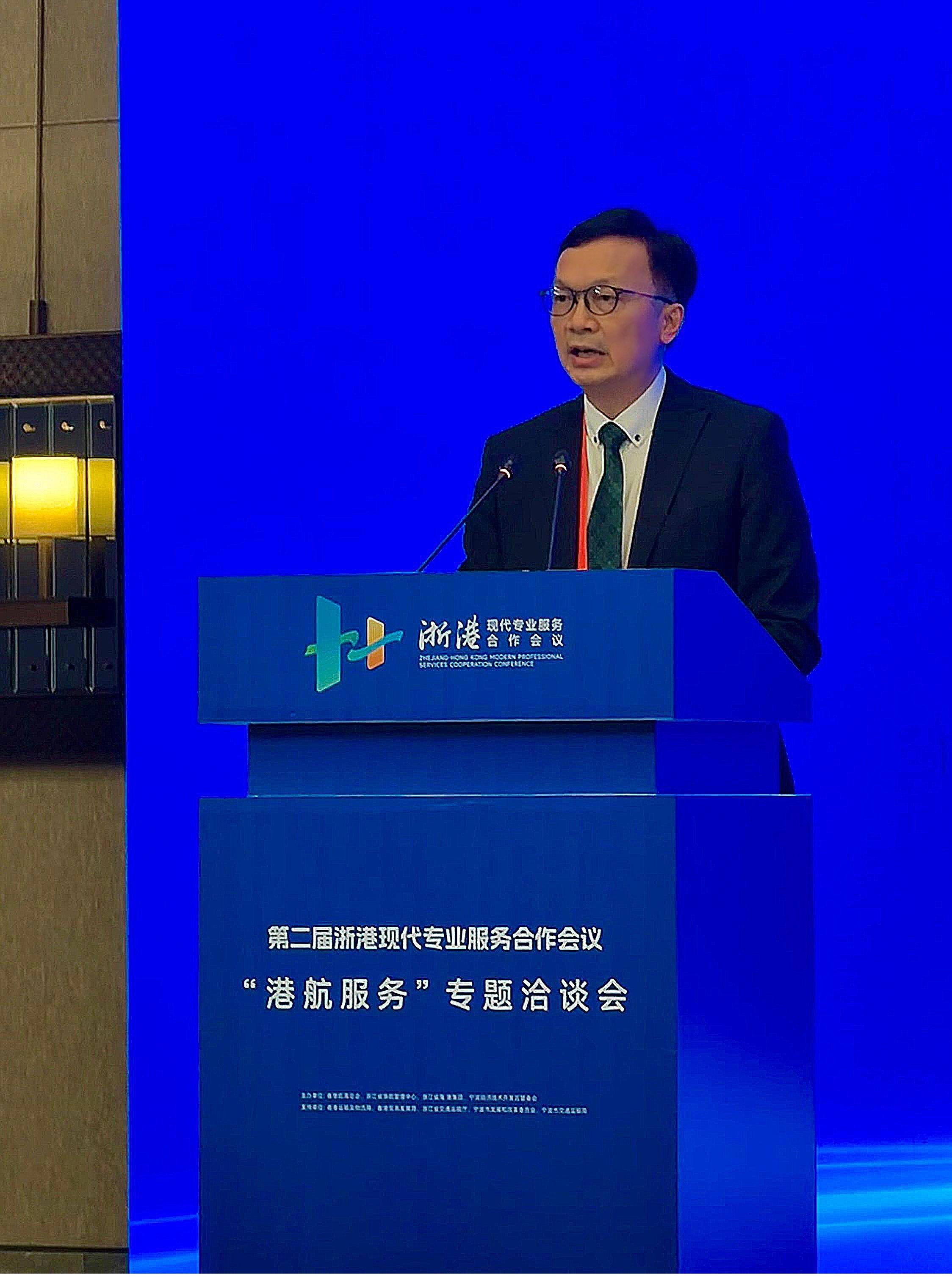 The 2nd Zhejiang-Hong Kong Modern Professional Services Cooperation Conference was held today (July 26). Photo shows the Under Secretary for Transport and Logistics, Mr Liu Chun-san, delivering a speech at the thematic forum on port and maritime services.