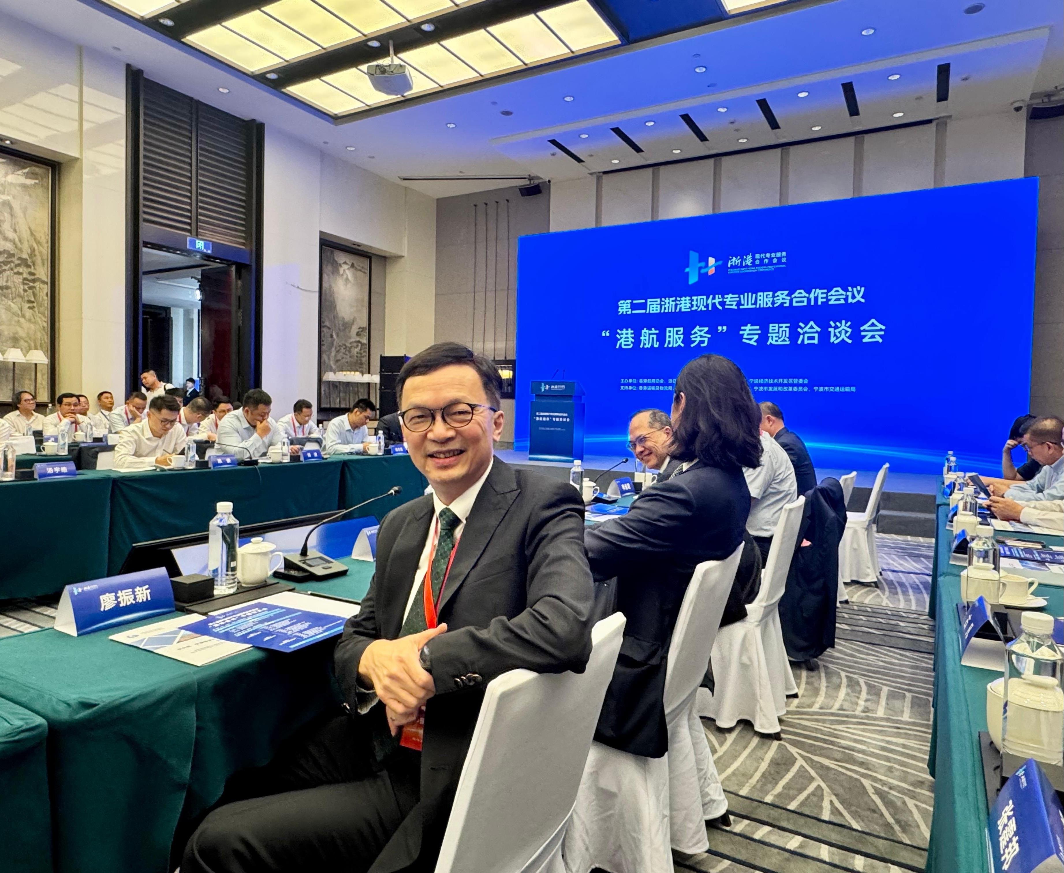 The 2nd Zhejiang-Hong Kong Modern Professional Services Cooperation Conference was held today (July 26). Photo shows the Under Secretary for Transport and Logistics, Mr Liu Chun-san (front row, first left) , attending the thematic forum on port and maritime services.