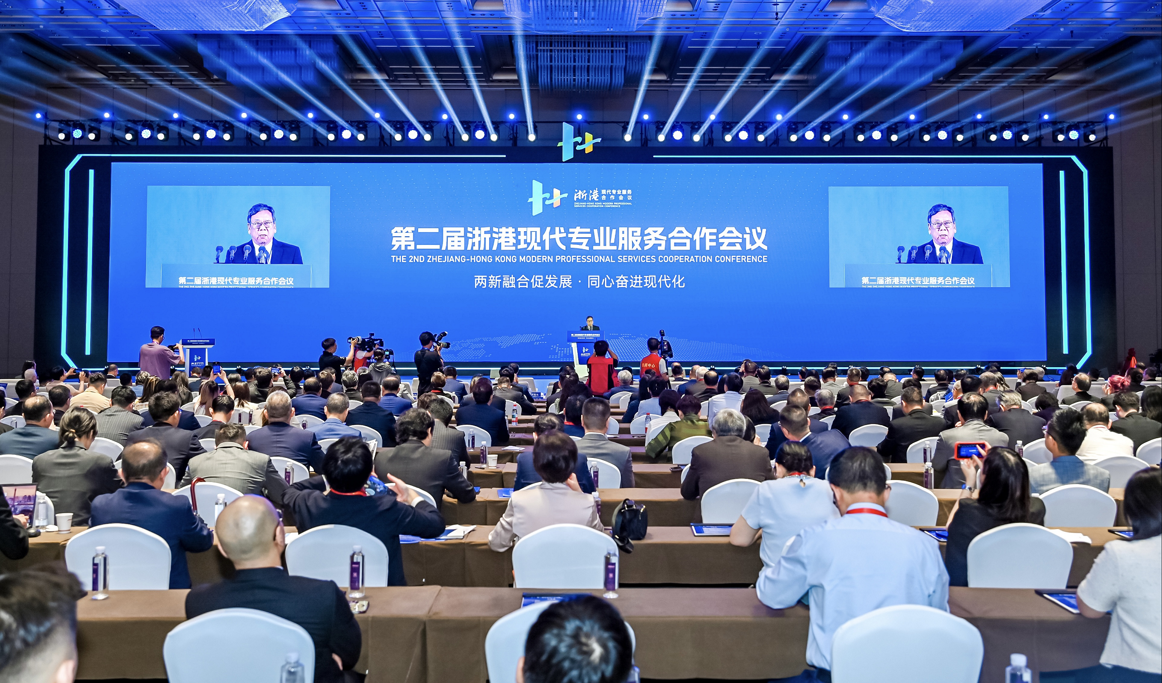 The Secretary for Commerce and Economic Development, Mr Algernon Yau, attended the 2nd Zhejiang-Hong Kong Modern Professional Services Cooperation Conference in Ningbo, Zhejiang, today (July 26). Photo shows Mr Yau speaking at the opening ceremony.