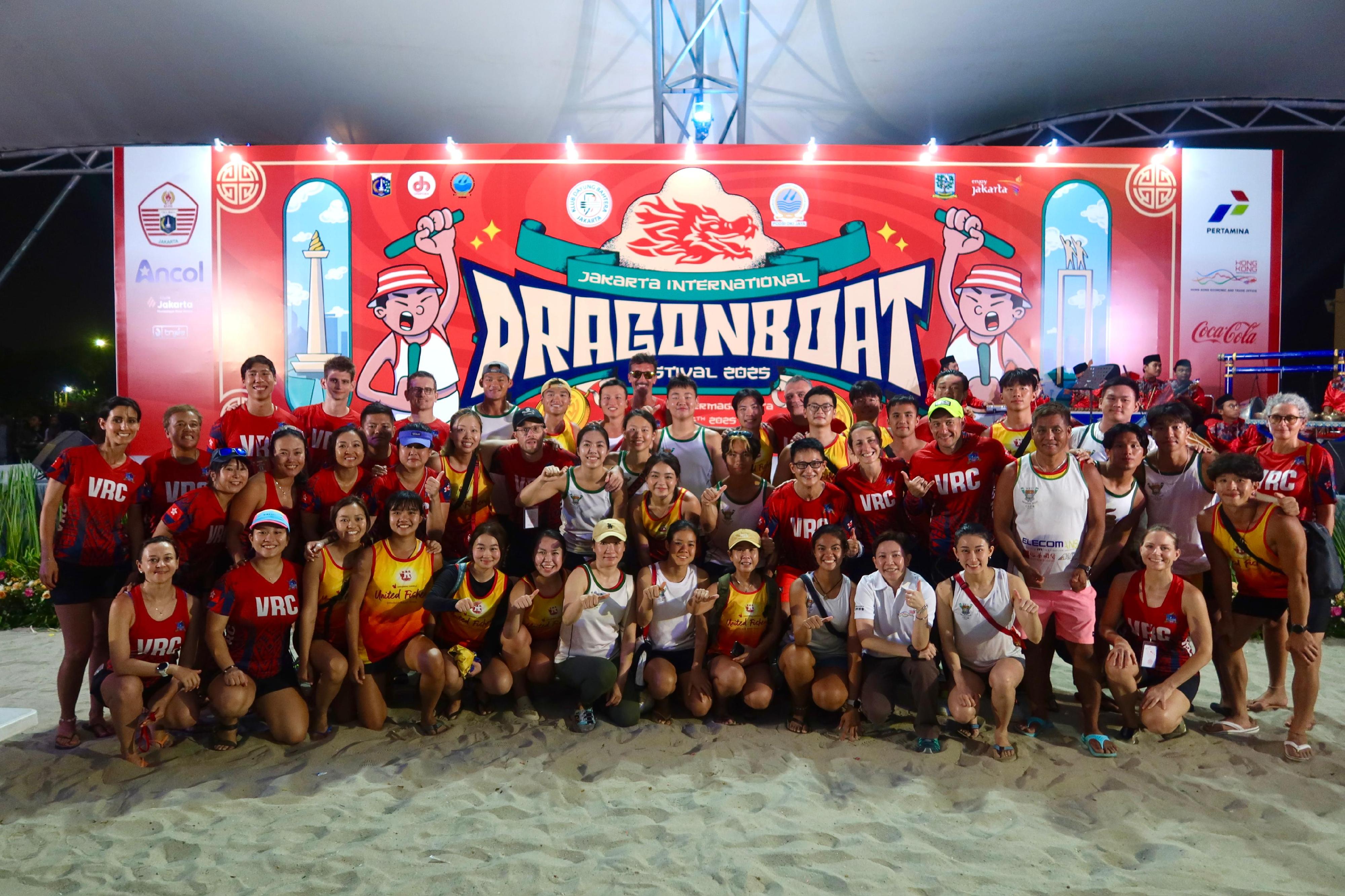 The Hong Kong Economic and Trade Office in Jakarta (HKETO Jakarta) today (July 26) supported the Jakarta International Dragon Boat Festival (JIDBF) 2025 held in Jakarta, Indonesia. Photo shows the Director-General of the HKETO Jakarta, Miss Libera Cheng (front row, fourth right), with the two dragon boat teams from Hong Kong.