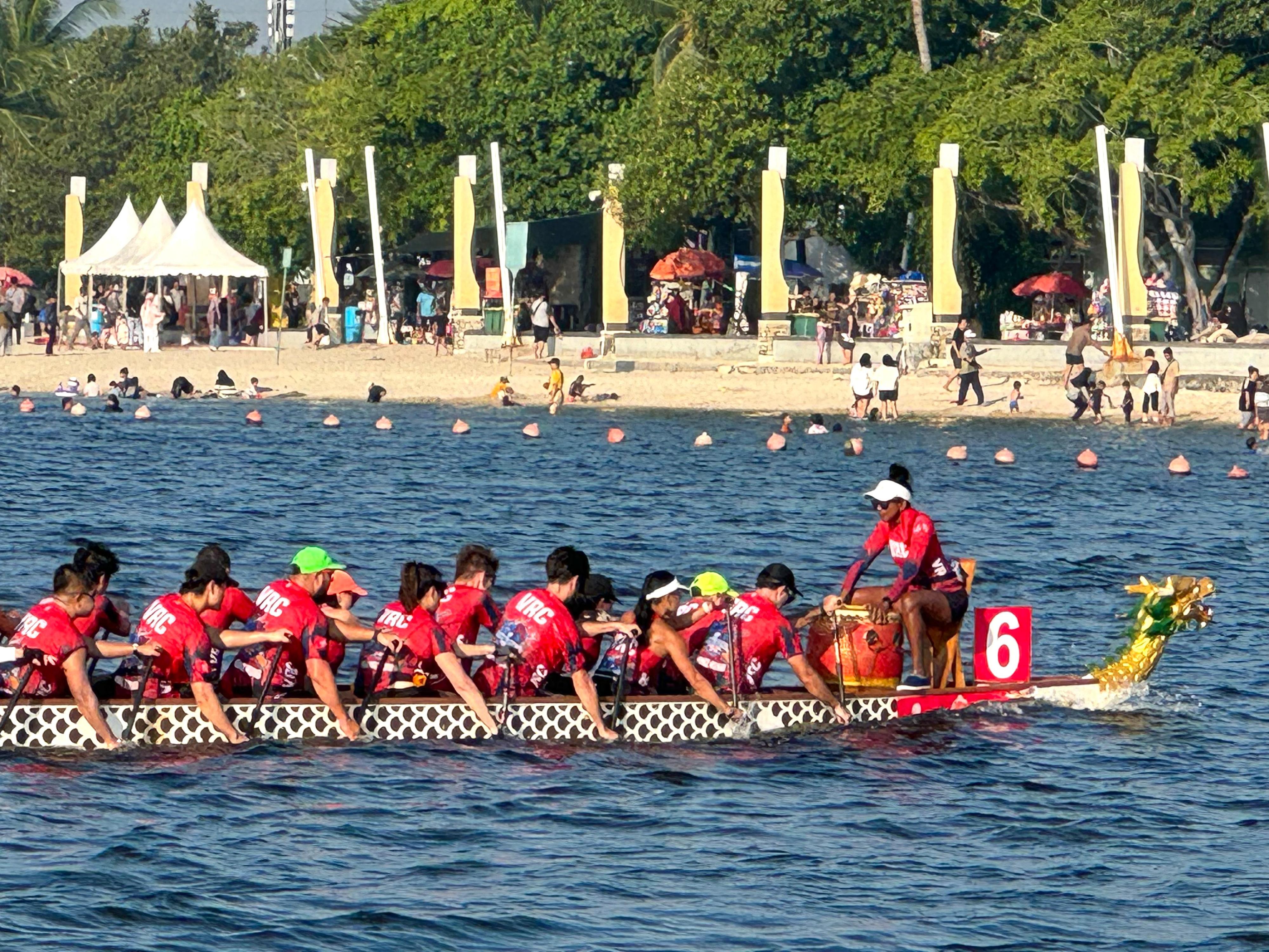 The Hong Kong Economic and Trade Office in Jakarta today (July 26) supported the Jakarta International Dragon Boat Festival (JIDBF) 2025 held in Jakarta, Indonesia. Photo shows a dragon boat team from Hong Kong competing in the race.

