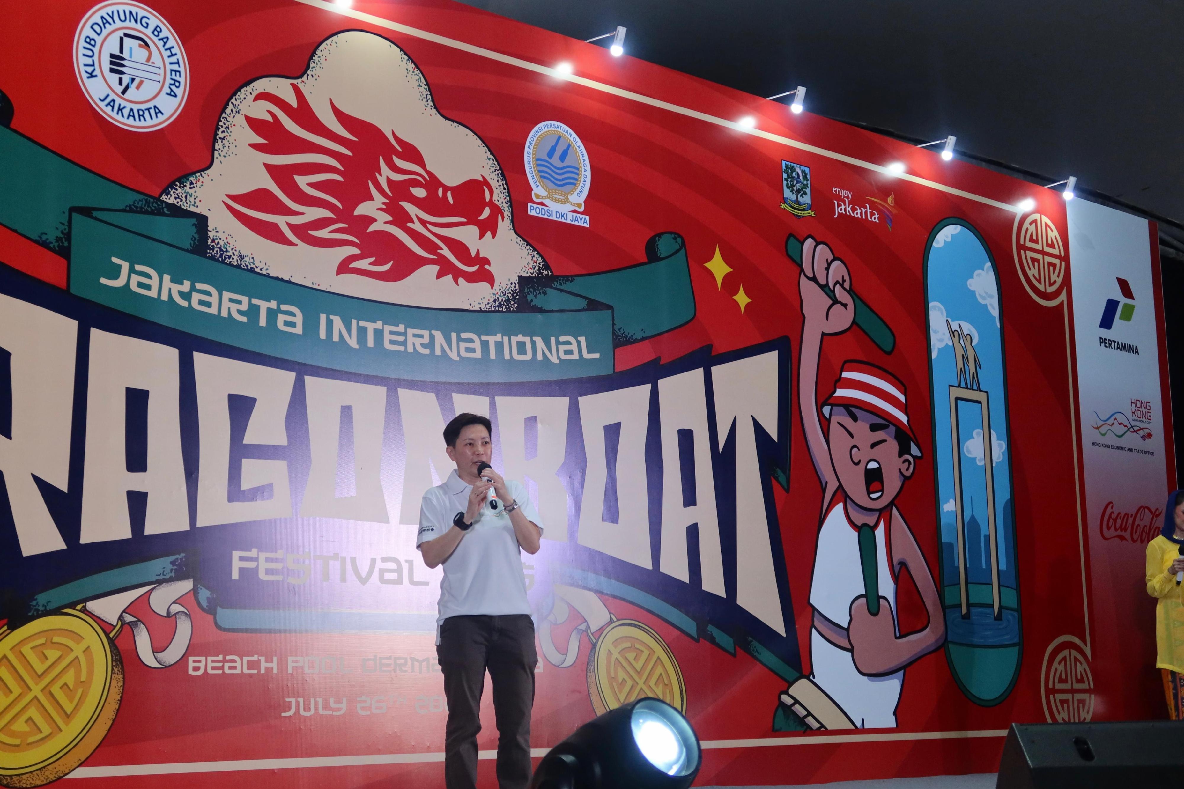 The Hong Kong Economic and Trade Office in Jakarta (HKETO Jakarta) today (July 26) supported the Jakarta International Dragon Boat Festival (JIDBF) 2025 held in Jakarta, Indonesia. Photo shows the Director-General of the HKETO Jakarta, Miss Libera Cheng, delivering a speech at the award presentation ceremony. 
