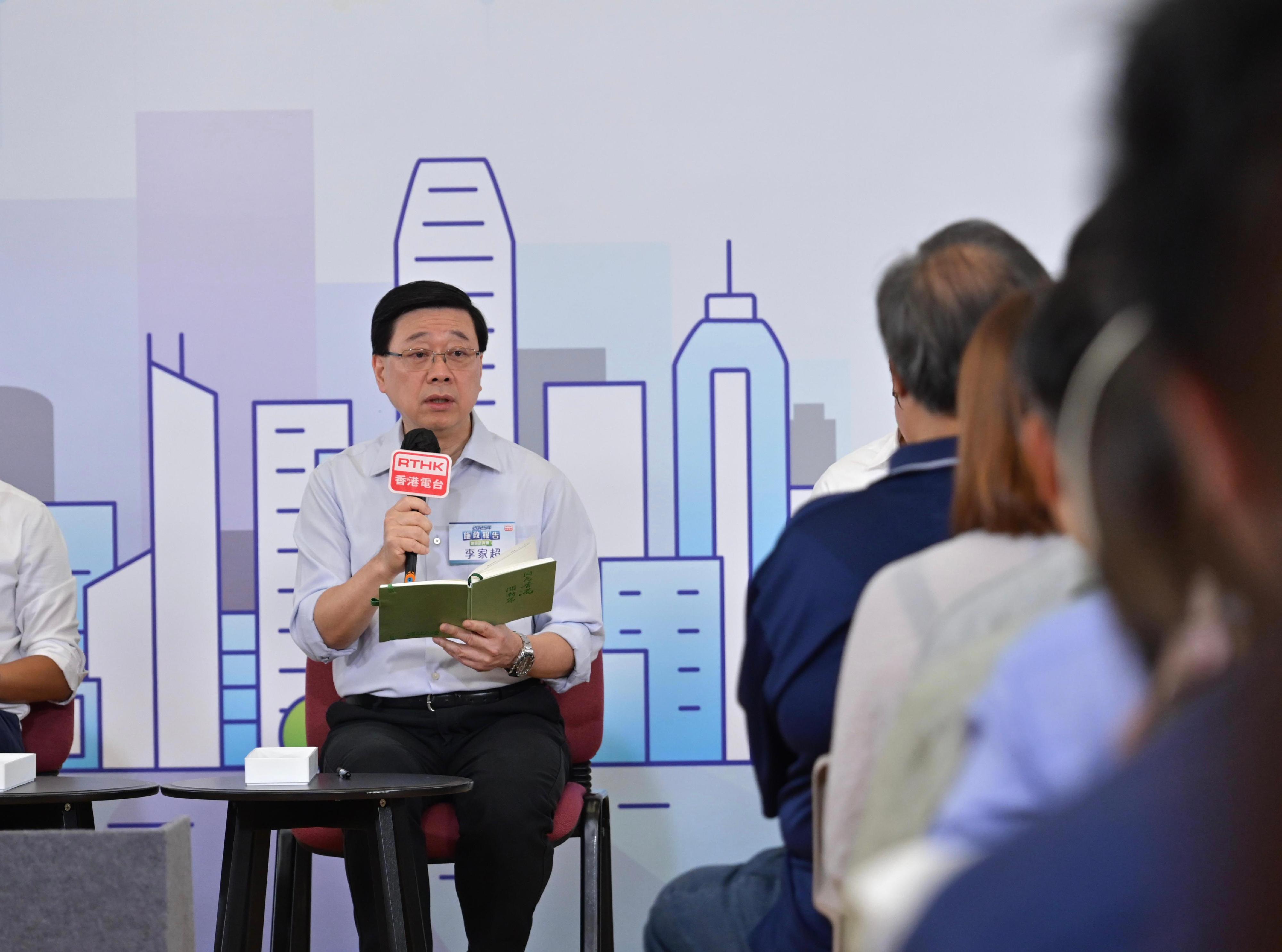 行政長官李家超今日（七月二十七日）上午與部分主要官員出席二○二五年《施政報告》地區諮詢會，聽取地區人士對新一份《施政報告》的意見和建議。圖示李家超在諮詢會聽取市民意見。