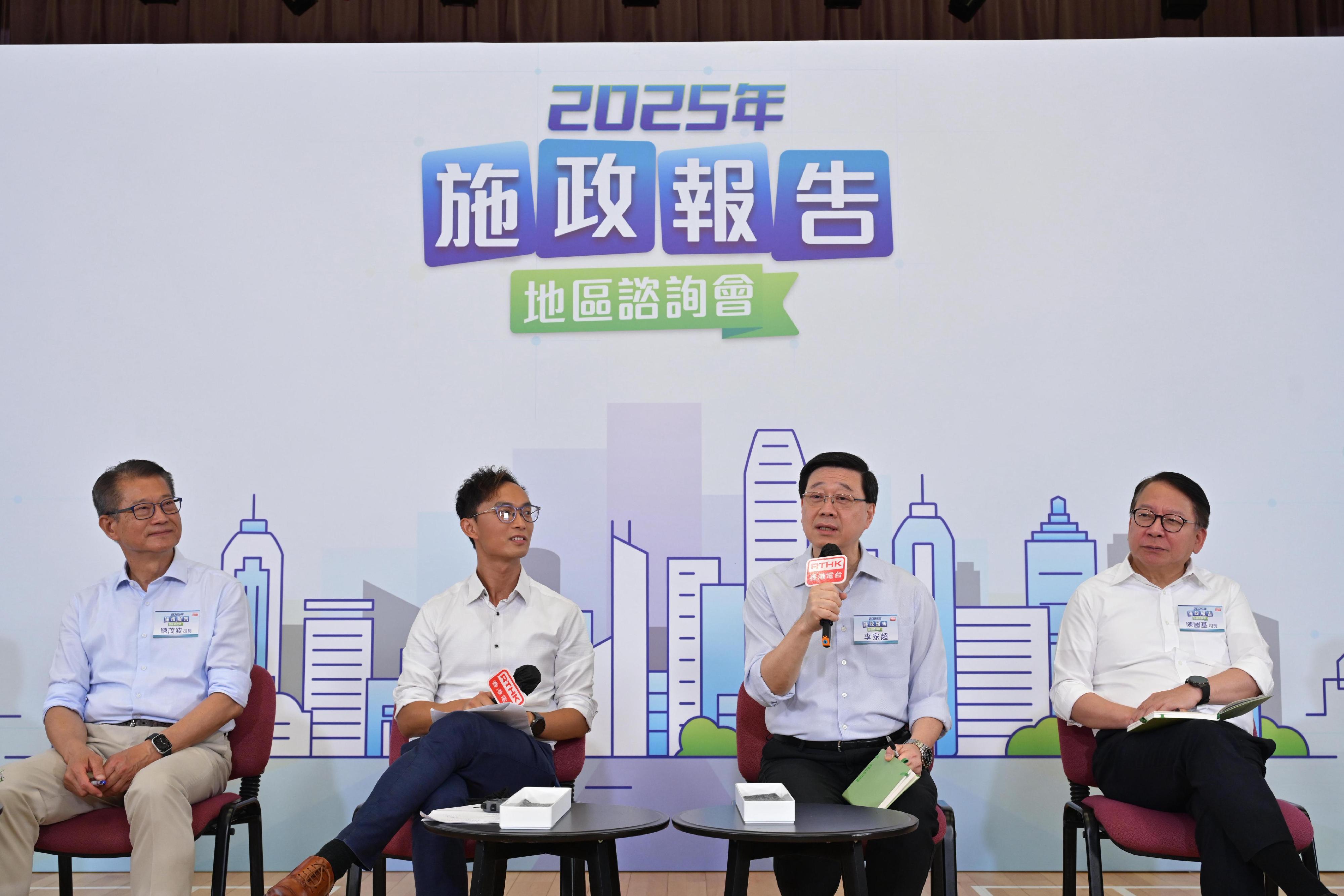 行政長官李家超今日（七月二十七日）上午與部分主要官員出席二○二五年《施政報告》地區諮詢會，聽取地區人士對新一份《施政報告》的意見和建議。圖示李家超（右二）、政務司司長陳國基（右一）和財政司司長陳茂波（左一）在諮詢會聽取市民意見。