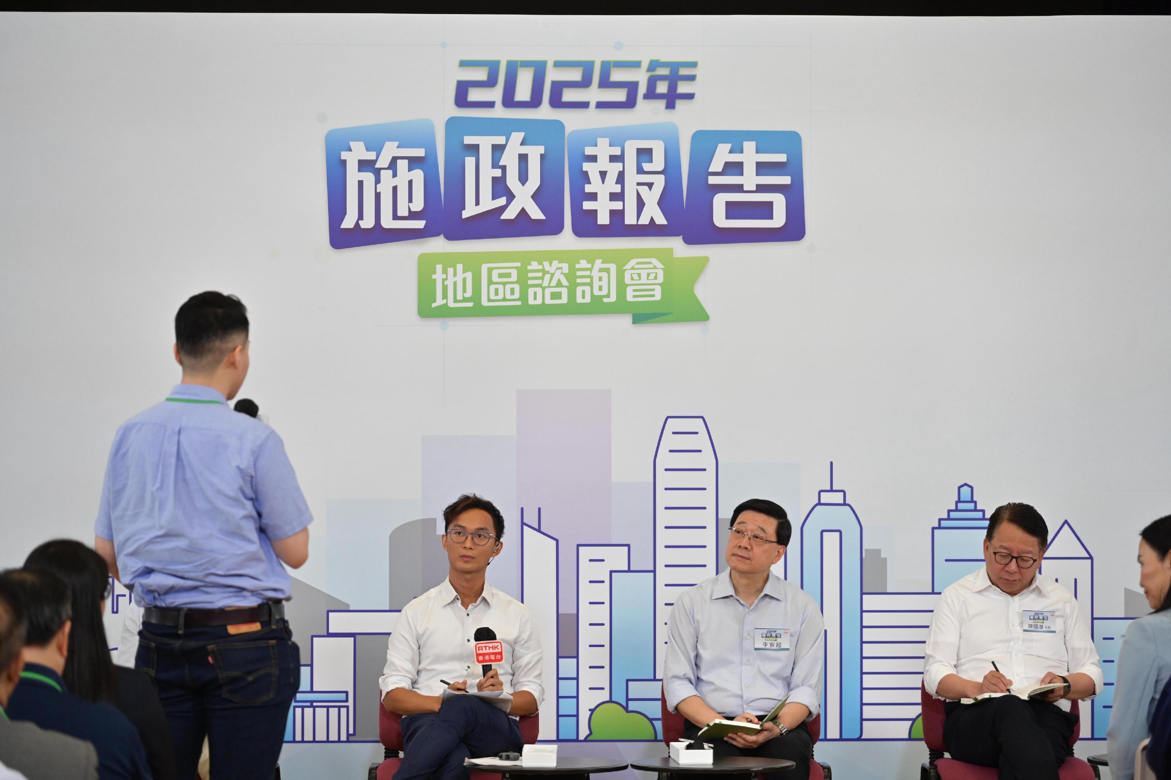 行政長官李家超今日（七月二十七日）上午與部分主要官員出席二○二五年《施政報告》地區諮詢會，聽取地區人士對新一份《施政報告》的意見和建議。圖示李家超（右二）和政務司司長陳國基（右一）在諮詢會聽取市民意見。