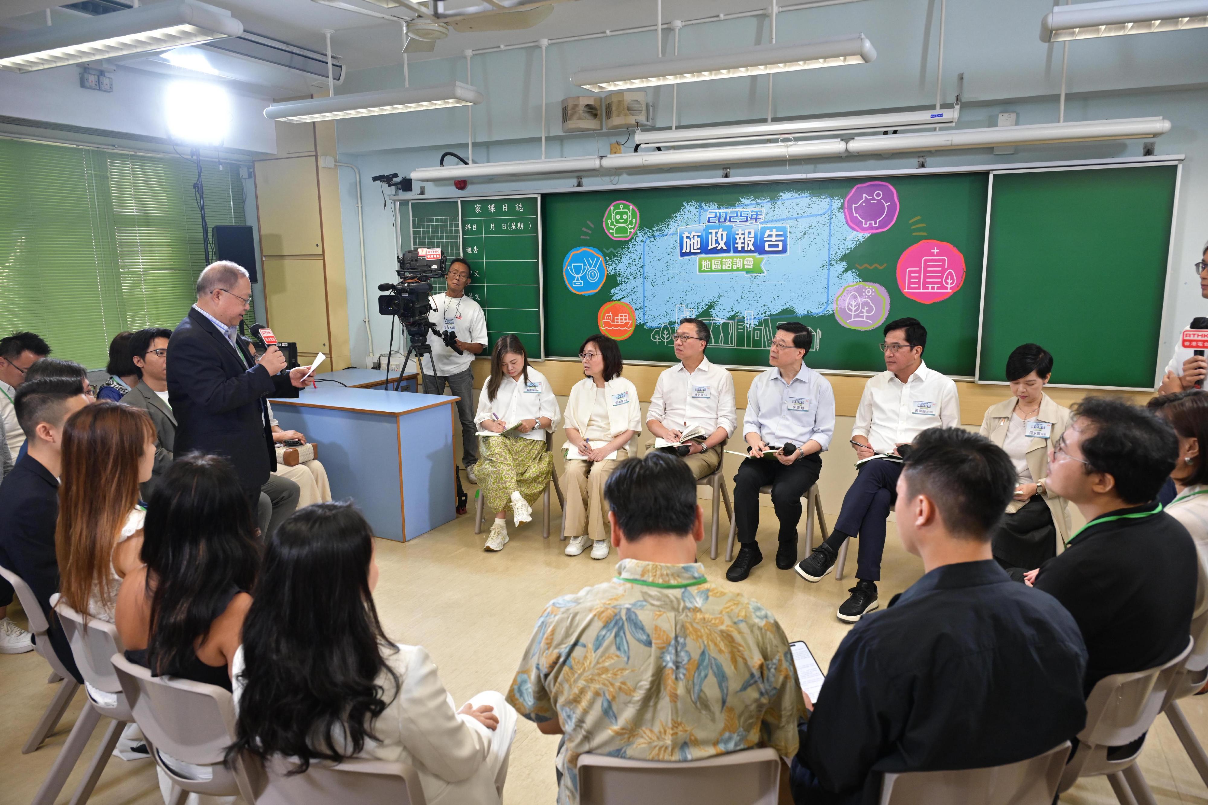 行政長官李家超今日（七月二十七日）上午與部分主要官員出席二○二五年《施政報告》地區諮詢會，聽取地區人士對新一份《施政報告》的意見和建議。圖示（左起）文化體育及旅遊局局長羅淑佩、發展局局長甯漢豪、律政司司長林定國資深大律師、李家超、財政司副司長黃偉綸和房屋局局長何永賢在諮詢會聽取市民意見。