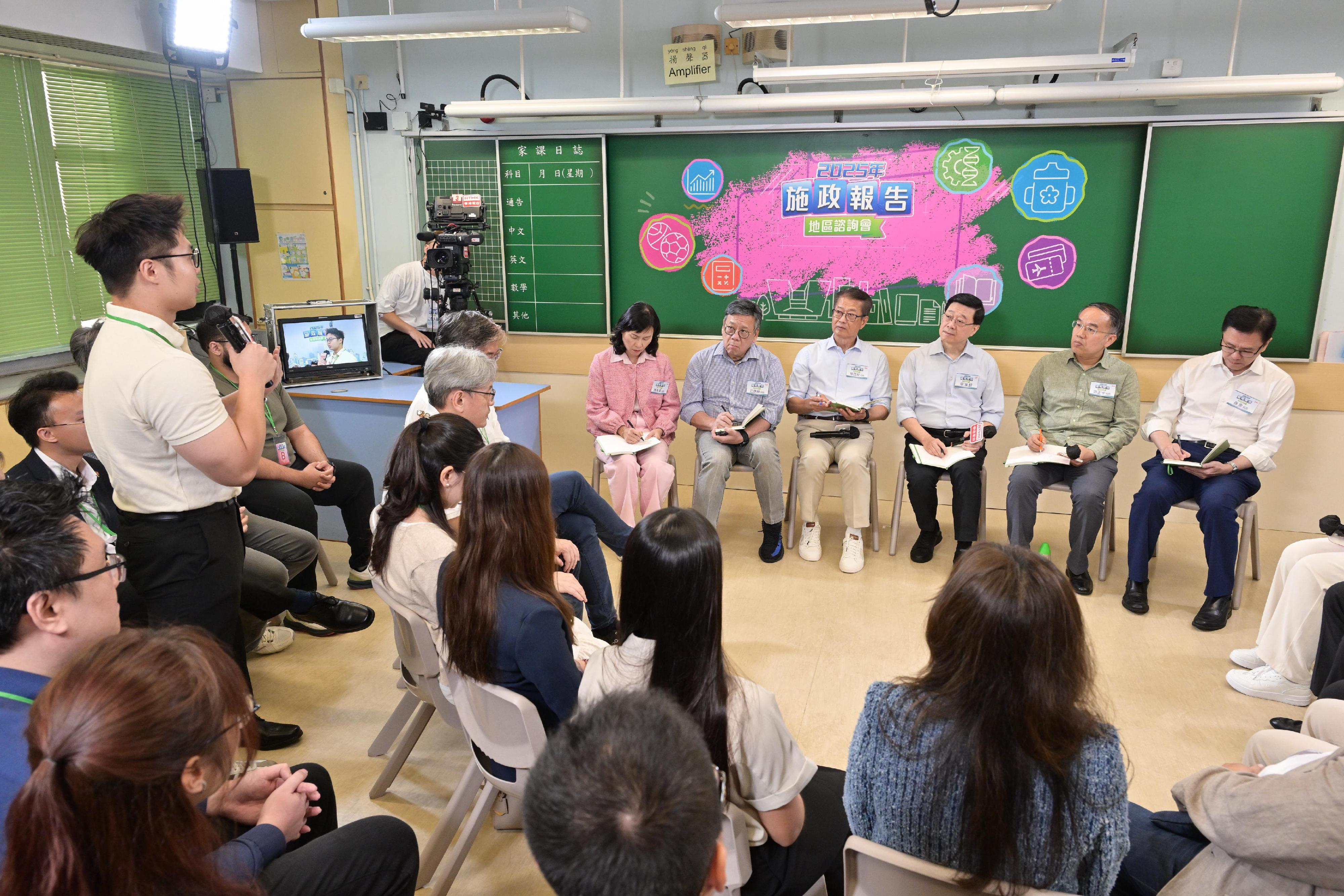 行政長官李家超今日（七月二十七日）上午與部分主要官員出席二○二五年《施政報告》地區諮詢會，聽取地區人士對新一份《施政報告》的意見和建議。圖示（左起）運輸及物流局局長陳美寶、商務及經濟發展局局長丘應樺、財政司司長陳茂波、李家超、財經事務及庫務局局長許正宇和創新科技及工業局局長孫東教授在諮詢會聽取市民意見。