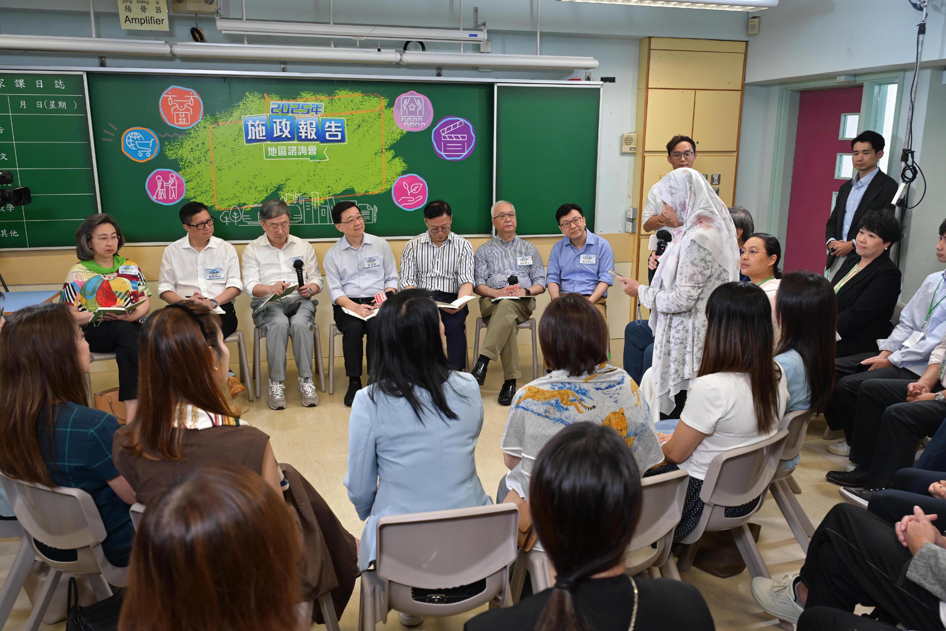 行政長官李家超今日（七月二十七日）上午與部分主要官員出席二○二五年《施政報告》地區諮詢會，聽取地區人士對新一份《施政報告》的意見和建議。圖示（左起）公務員事務局局長楊何蓓茵、保安局局長鄧炳強、政務司副司長卓永興、李家超、律政司副司長張國鈞博士、環境及生態局局長謝展寰和勞工及福利局局長孫玉菡在諮詢會聽取市民意見。