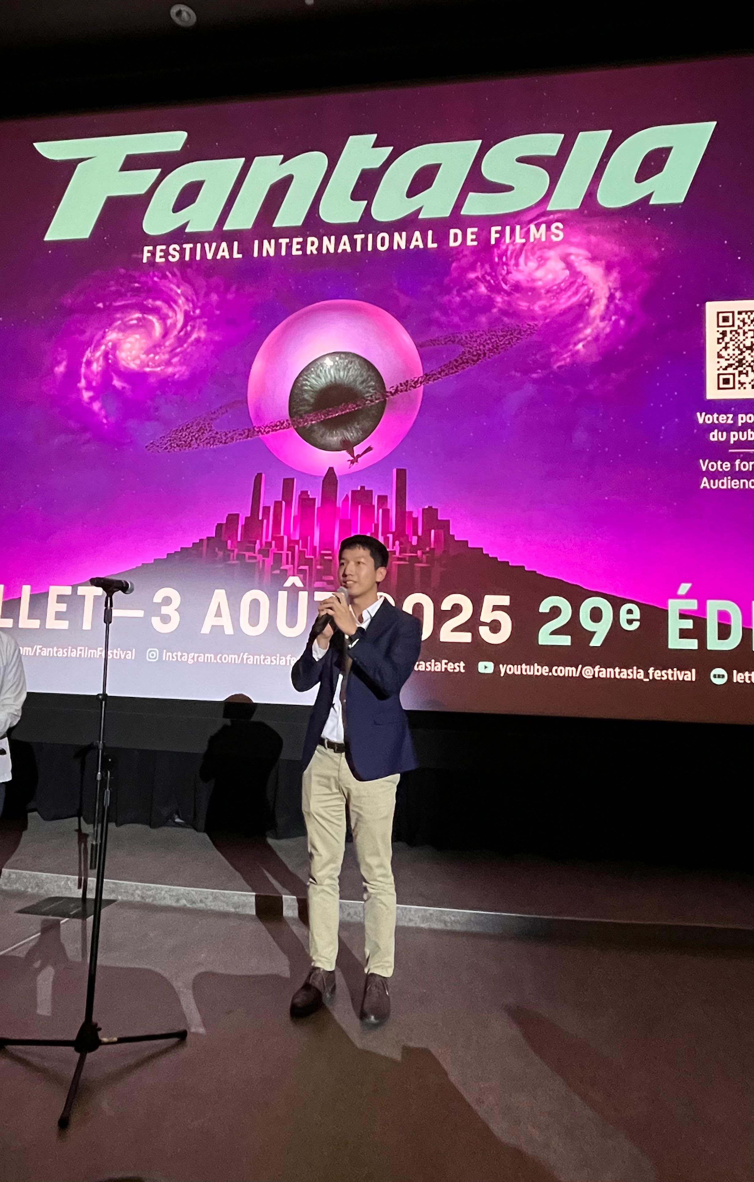香港駐多倫多經濟貿易辦事處署理處長楊江鋒於七月二十七日（蒙特利爾時間）在加拿大蒙特利爾Concordia Hall Theatre舉行的香港電影《觸電》全球首映前致辭。