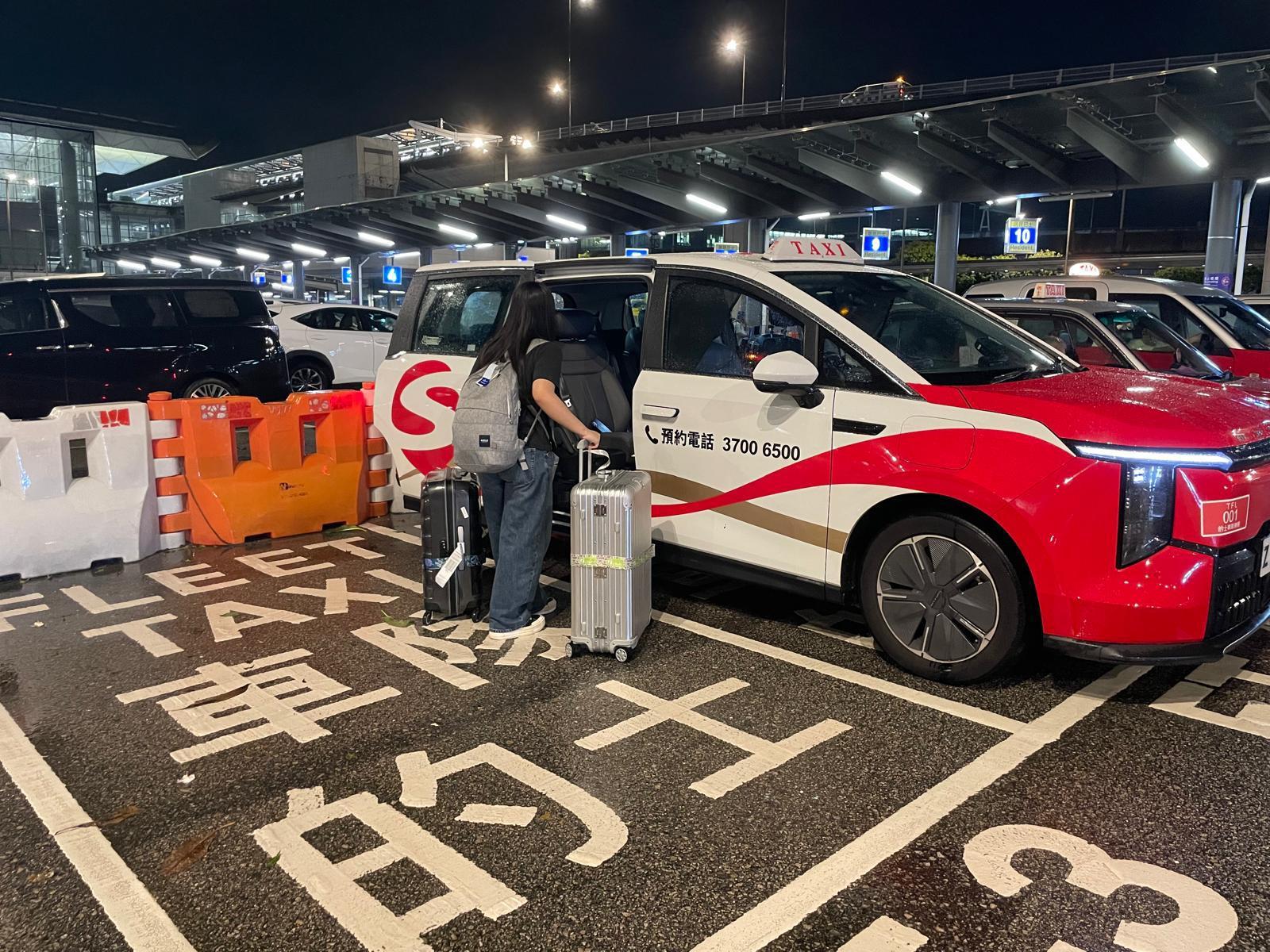 運輸署今日（七月二十八日）公布，已根據《道路交通（公共服務車輛）規例》（第374D章）第12E（1）條，向四支的士車隊發出正式的士車隊牌照，為期五年。四支車隊由今日起正式投入服務。圖示車隊的士於機場的車隊的士停車處接載乘客，協助疏導早前颱風襲港後的客流。