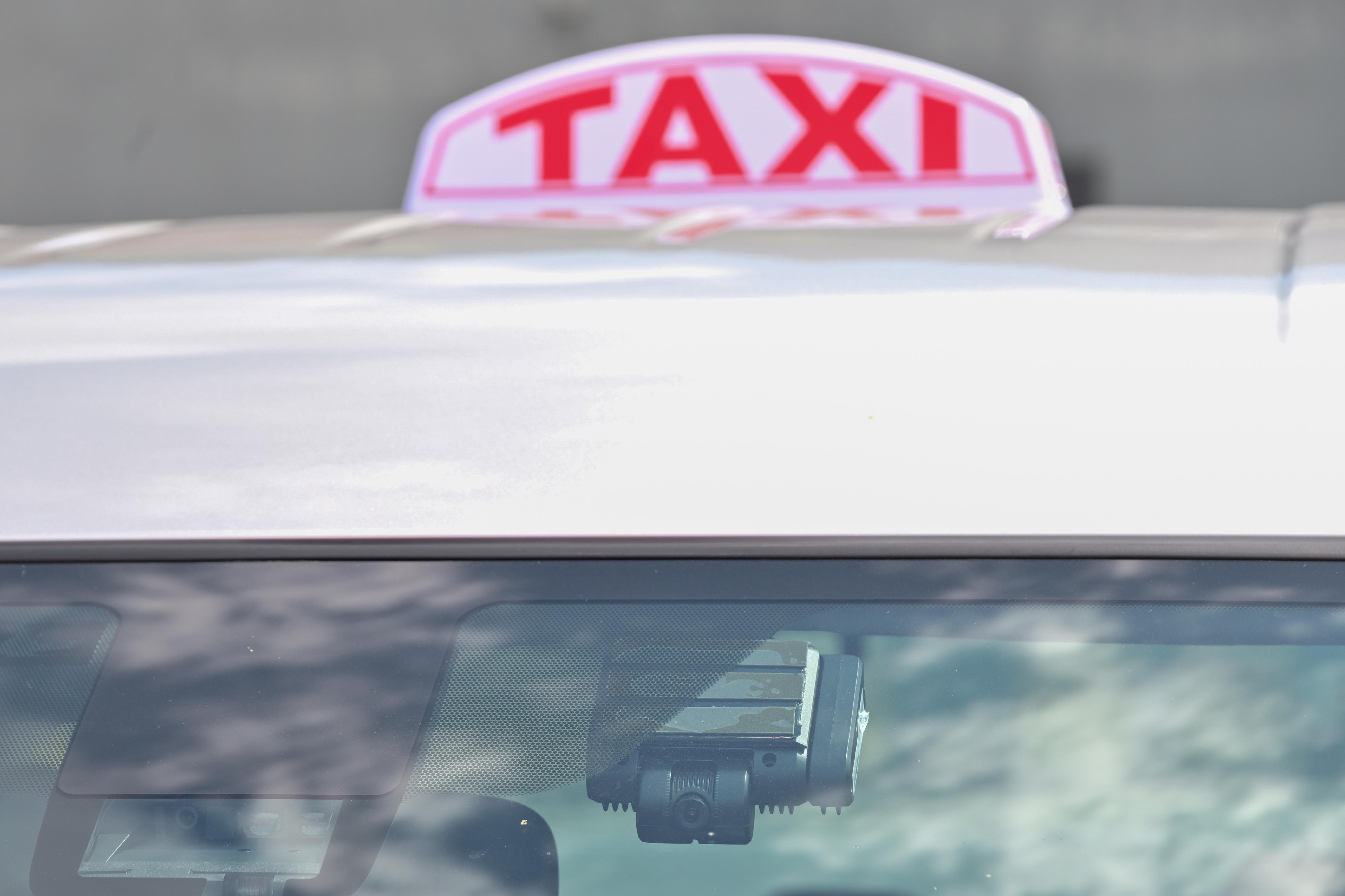 The Transport Department announced today (July 28) that official Taxi Fleet Licences have been issued to four taxi fleets, in accordance with regulation 12E(1) of the Road Traffic (Public Service Vehicles) Regulations (Cap. 374D) for a period of five years. The four fleets officially commenced services today. Safety devices including dash cameras, in-vehicle cameras and global navigation satellite systems have been installed in all fleet taxis.