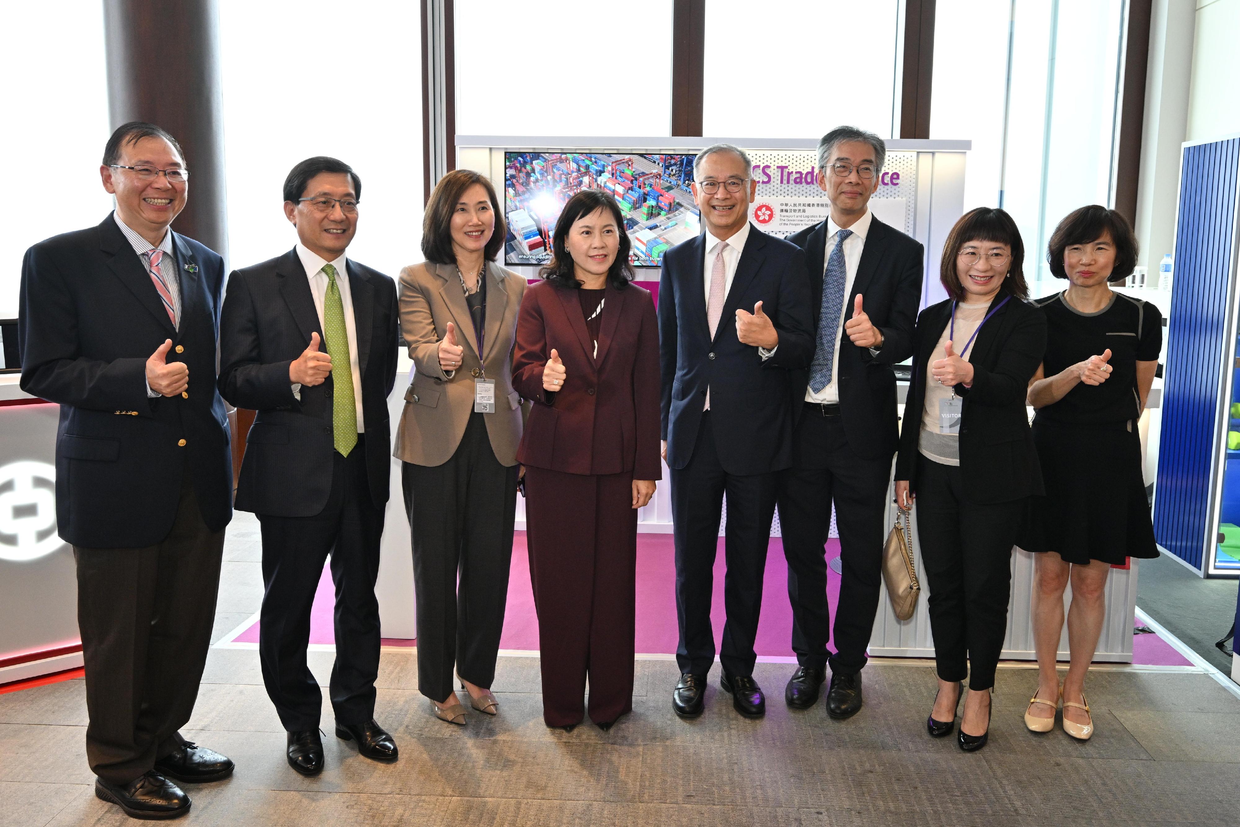 香港金融管理局總裁余偉文（右四）帶領運輸及物流局局長陳美寶（左四）、香港機場管理局主席林天福（左二）、數字政策辦公室副數字政策專員（數據治理）麥之駒（右三）和香港銀行公會主席及渣打銀行香港兼大中華及北亞區行政總裁禤惠儀（左三）今日（七月二十八日）參觀「商業數據通」夥伴機構於數據峰會現場設置的展覽。
