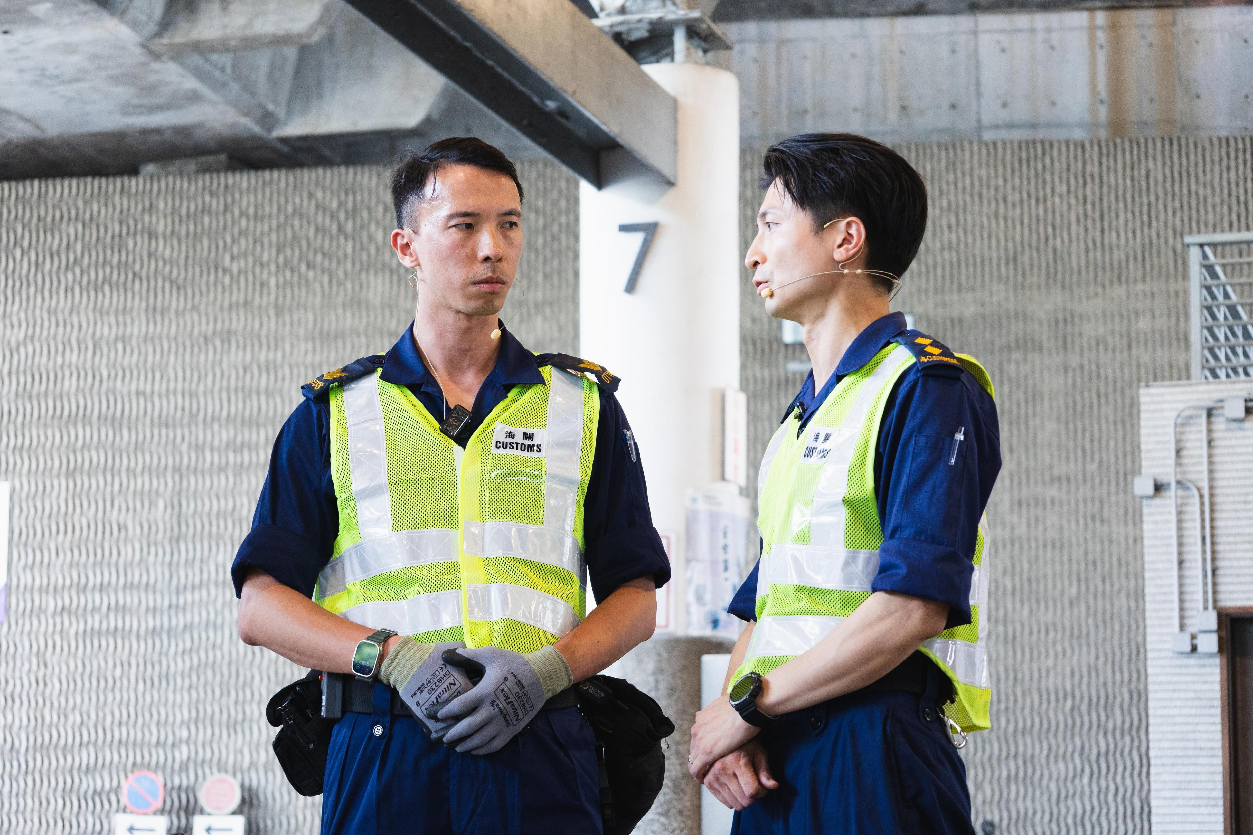 Hong Kong Customs, the Immigration Department and the Fire Services Department conducted a joint counter-terrorism intelligence handling and hazardous material incident exercise codenamed "TREADING SEA" this afternoon (July 28) at the Tsing Yi Cargo Examination Compound.