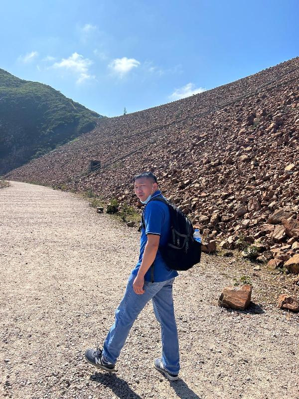 Yan Gan, aged 44, is about 1.7 metres tall, 75 kilograms in weight and of medium build. He has a long face with yellow complexion and short black hair. He was last seen wearing a dark-coloured swimming suit with orange life jacket and blue cap.
