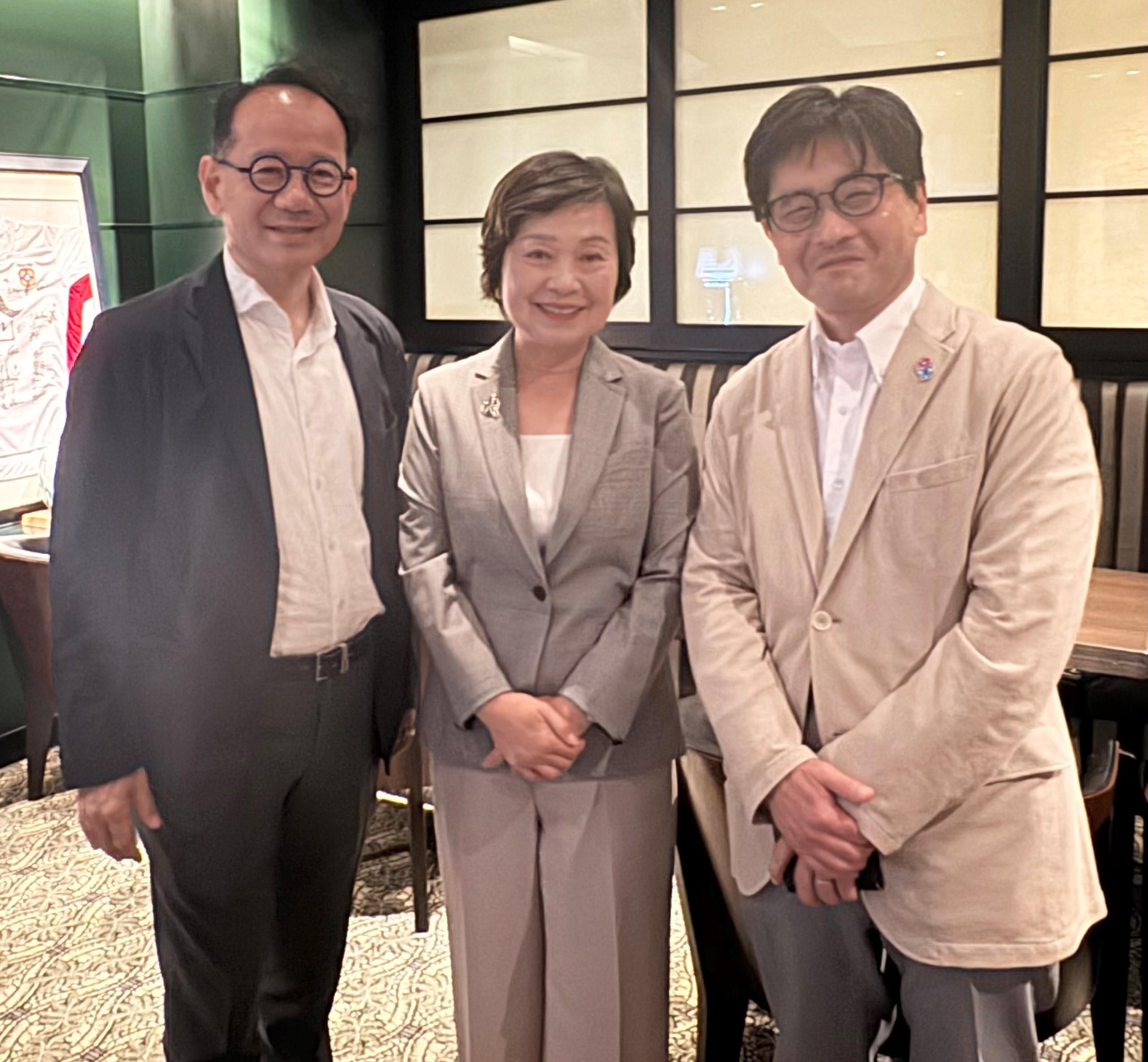 The Secretary for Education, Dr Choi Yuk-lin (centre), meets with the Director-General of the Higher Education Bureau of the Ministry of Education, Culture, Sports, Science and Technology of Japan, Mr Tetsuo Goda (right), and Professor Kan Suzuki (left) of the University of Tokyo in Japan on July 27.