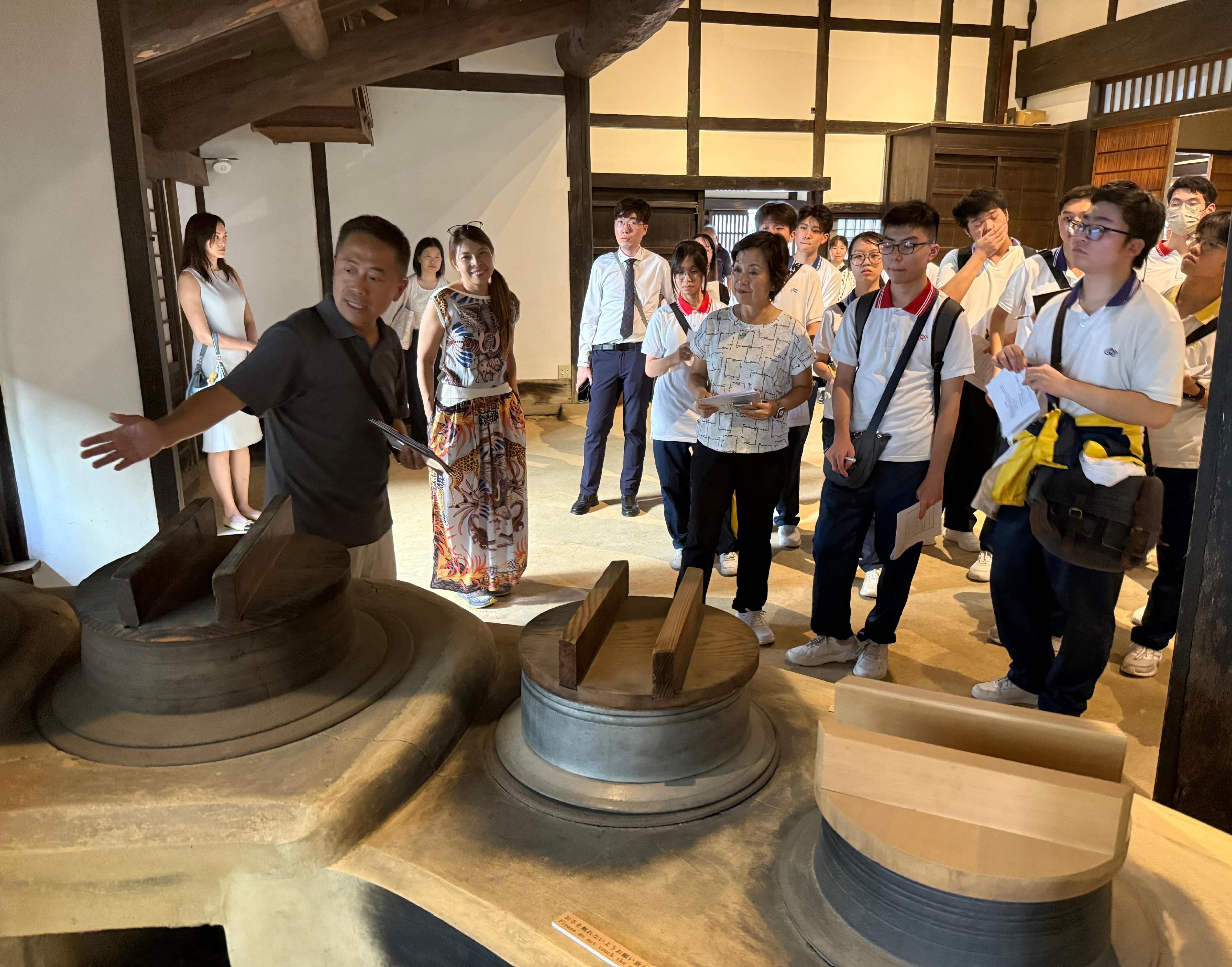 The Secretary for Education, Dr Choi Yuk-lin (third right), visits the Sakai City Traditional Townhouse Museums together with Hong Kong secondary students participating in an exchange tour in Japan on July 27 and learned about the students' experiential learning.