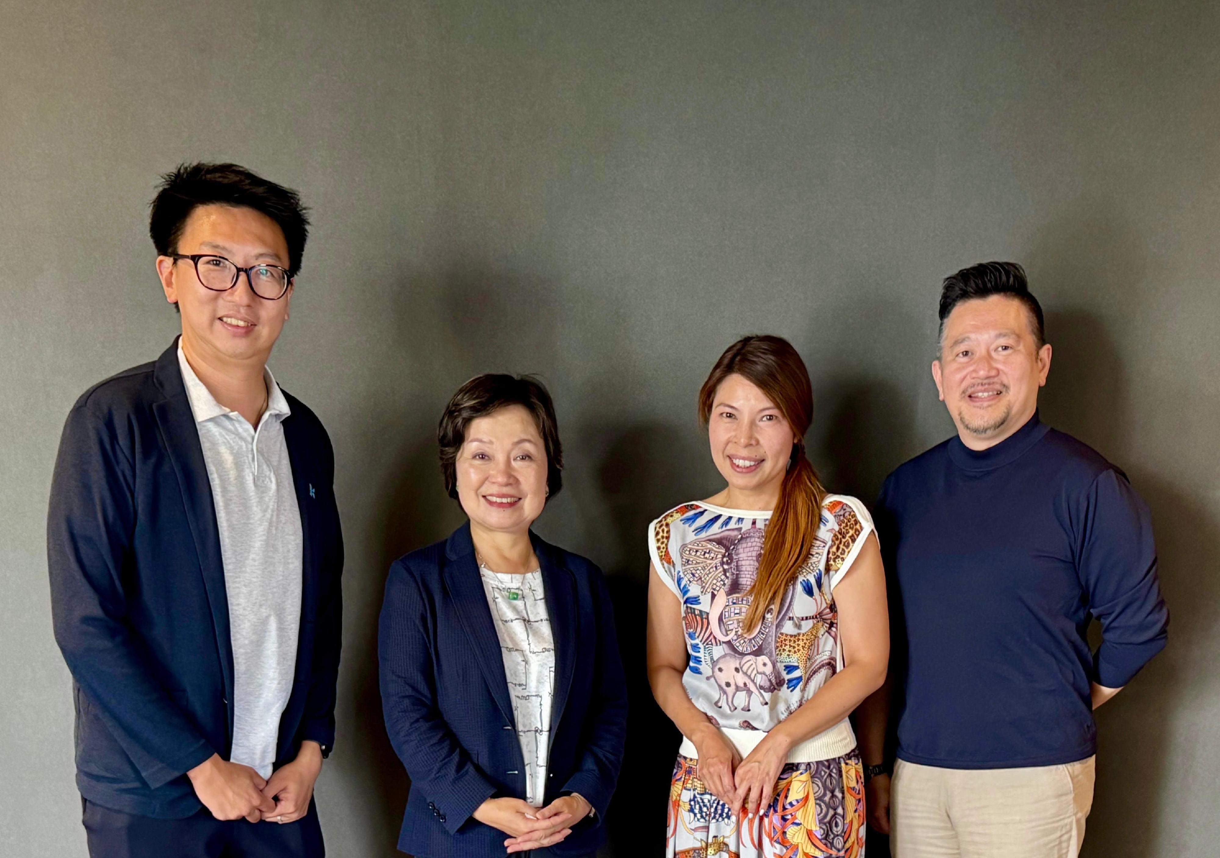The Secretary for Education, Dr Choi Yuk-lin (second left), exchanged views with Hong Kong people working in the field of basic education and trade promotion in Japan on July 27. The Principal Hong Kong Economic and Trade Representative (Tokyo), Miss Winsome Au (second right), also joined the meeting.