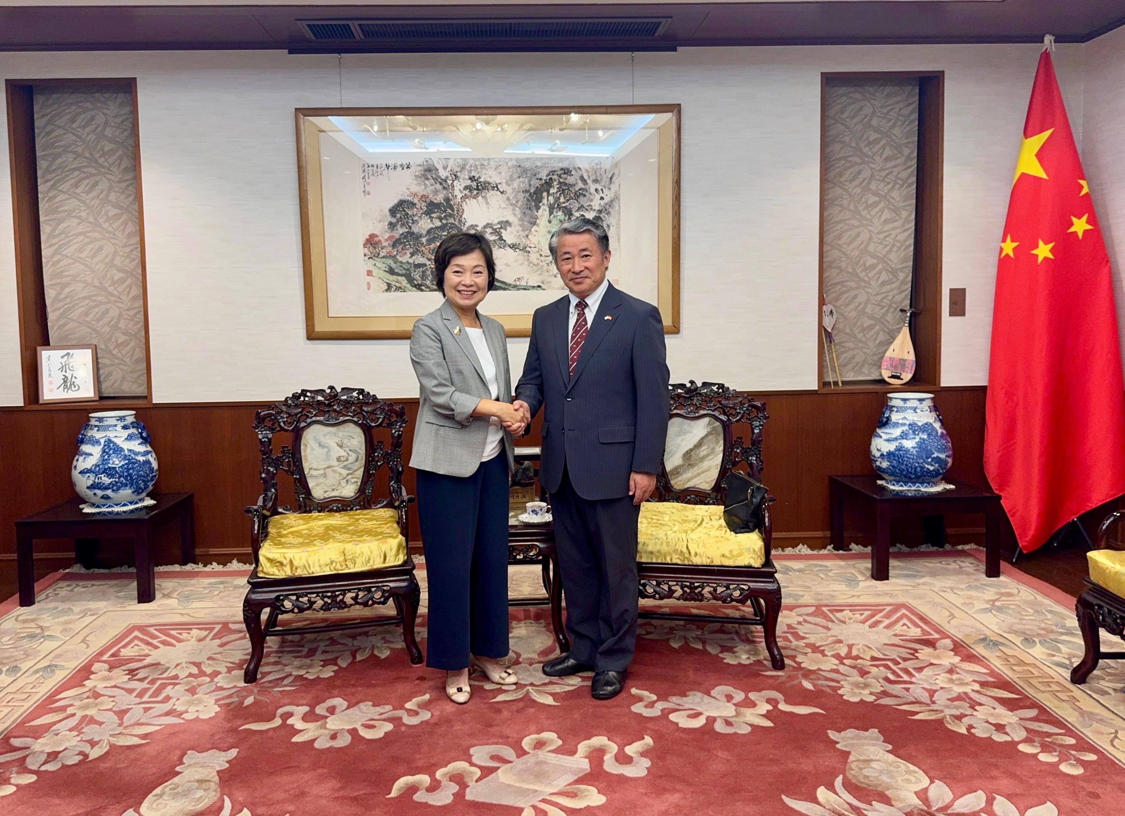 The Secretary for Education, Dr Choi Yuk-lin (left), pays a courtesy call on the Consul-General of China in Osaka, Mr Xue Jian (right), in Japan today (July 29).