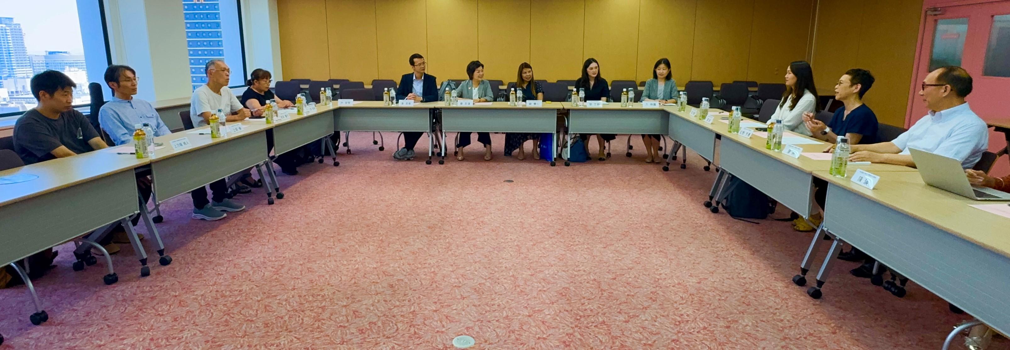 The Secretary for Education, Dr Choi Yuk-lin (sixth left), visits the Confucius Institute at Osaka Sangyo University and meets with its teachers and students in Japan today (July 29).