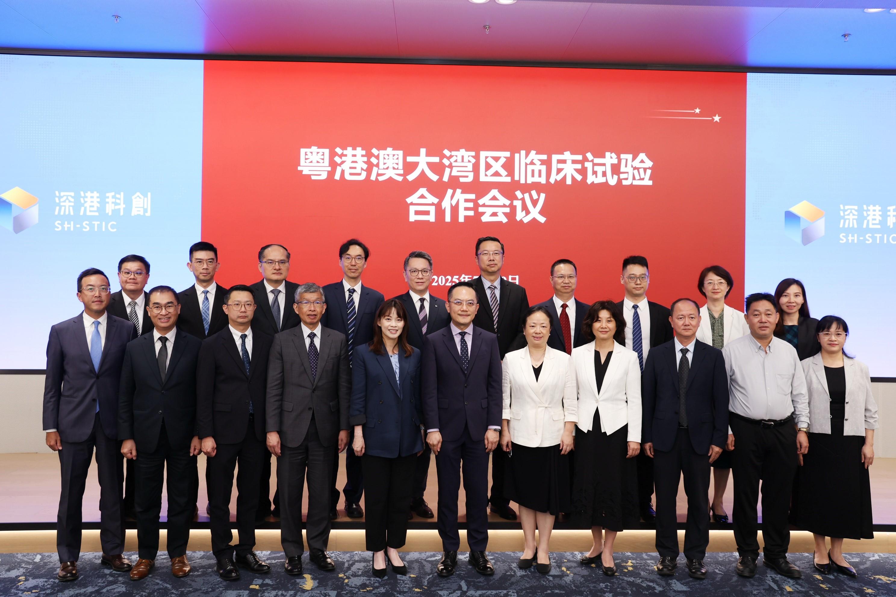 The Hong Kong Special Administrative Region Government (HKSAR) delegation met with a delegation led by Deputy Director of the Public Hygiene and Health Commission of Shenzhen Municipality Ms Zhou Liping at the Guangdong-Hong Kong-Macao Greater Bay Area Clinical Trial Collaboration meeting held in Shenzhen today (July 29). Photo shows the Director of Health, Dr Ronald Lam (front row, centre), who led the HKSAR delegation, delegation members Deputy Secretary for Health Ms Elaine Mak (front row, fifth left) and the Deputising Chief Executive of the Hospital Authority, Dr Simon Tang (front row, fourth left), with Ms Zhou (front row, fifth right) and other attendees after the meeting.


