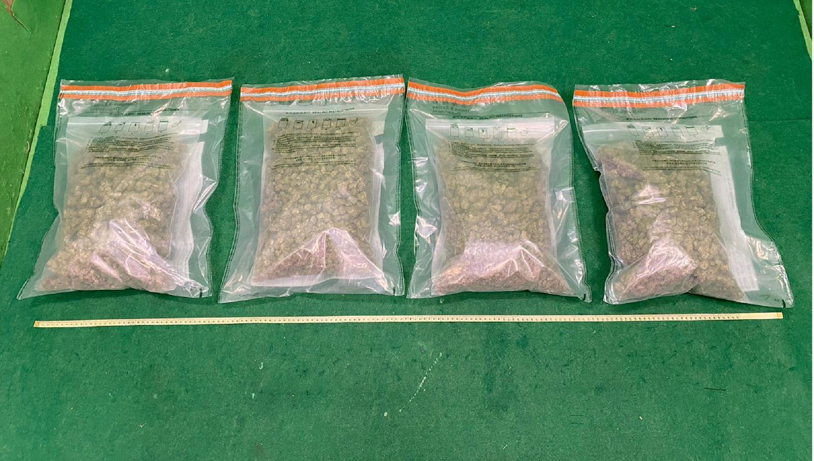 香港海關七月二十三日在葵涌檢獲約五點八公斤懷疑大麻花，估計市值約一百二十萬元，並於今日（七月二十九日）拘捕一名男子。圖示檢獲的懷疑大麻花。