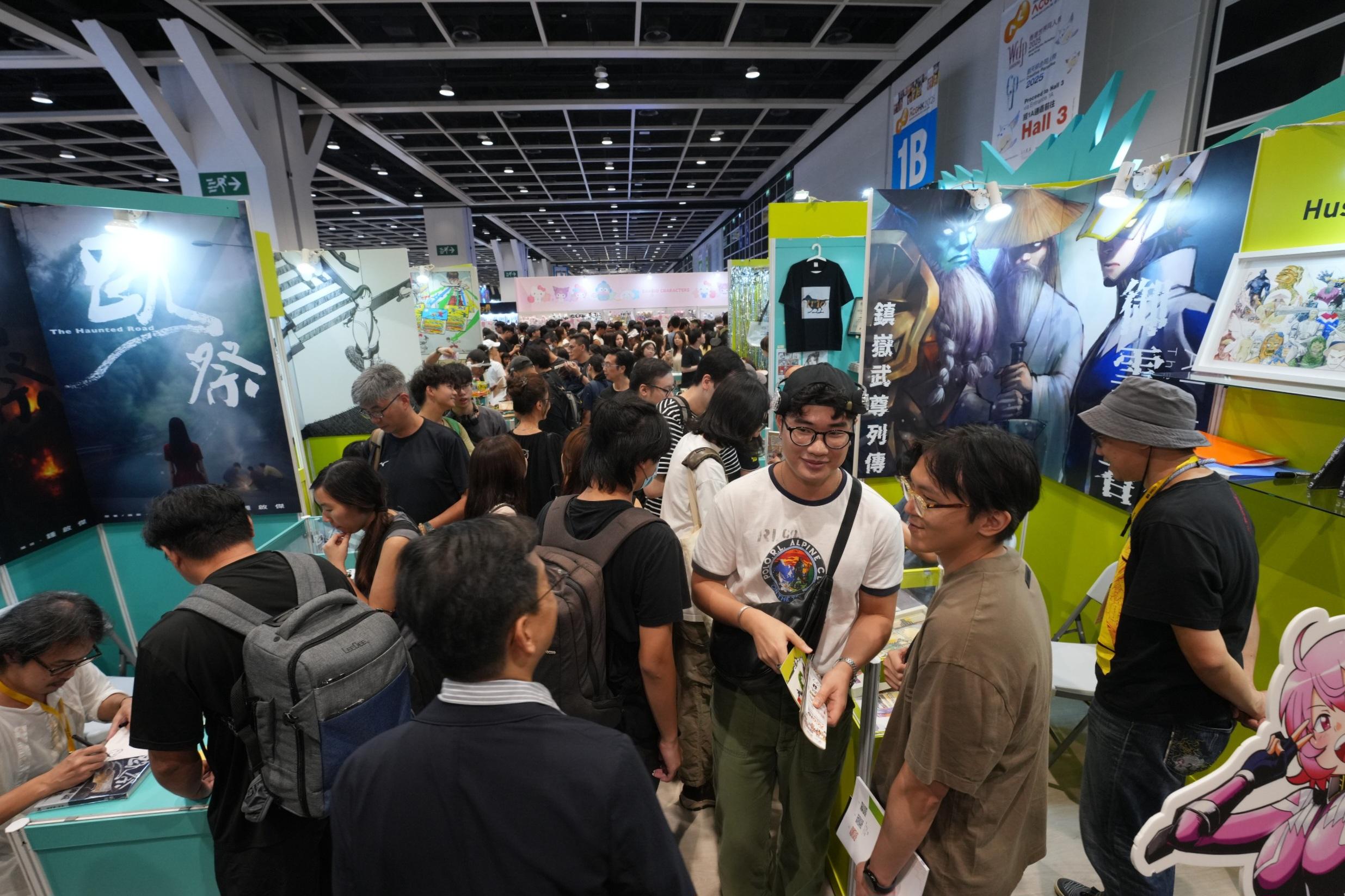 The Cultural and Creative Industries Development Agency supported the industry in organising the "HK Comics Support Programme" pavilion at Ani-Com & Games Hong Kong 2025 and hosting the 20th International Comic Artist Conference in Hong Kong 2025 between July 24 and 29. Photo shows local enterprises showcasing their original comic works newly published with the support of the CreateSmart Initiative at the pavilion, attracting an enthusiastic response from the visitors. 
