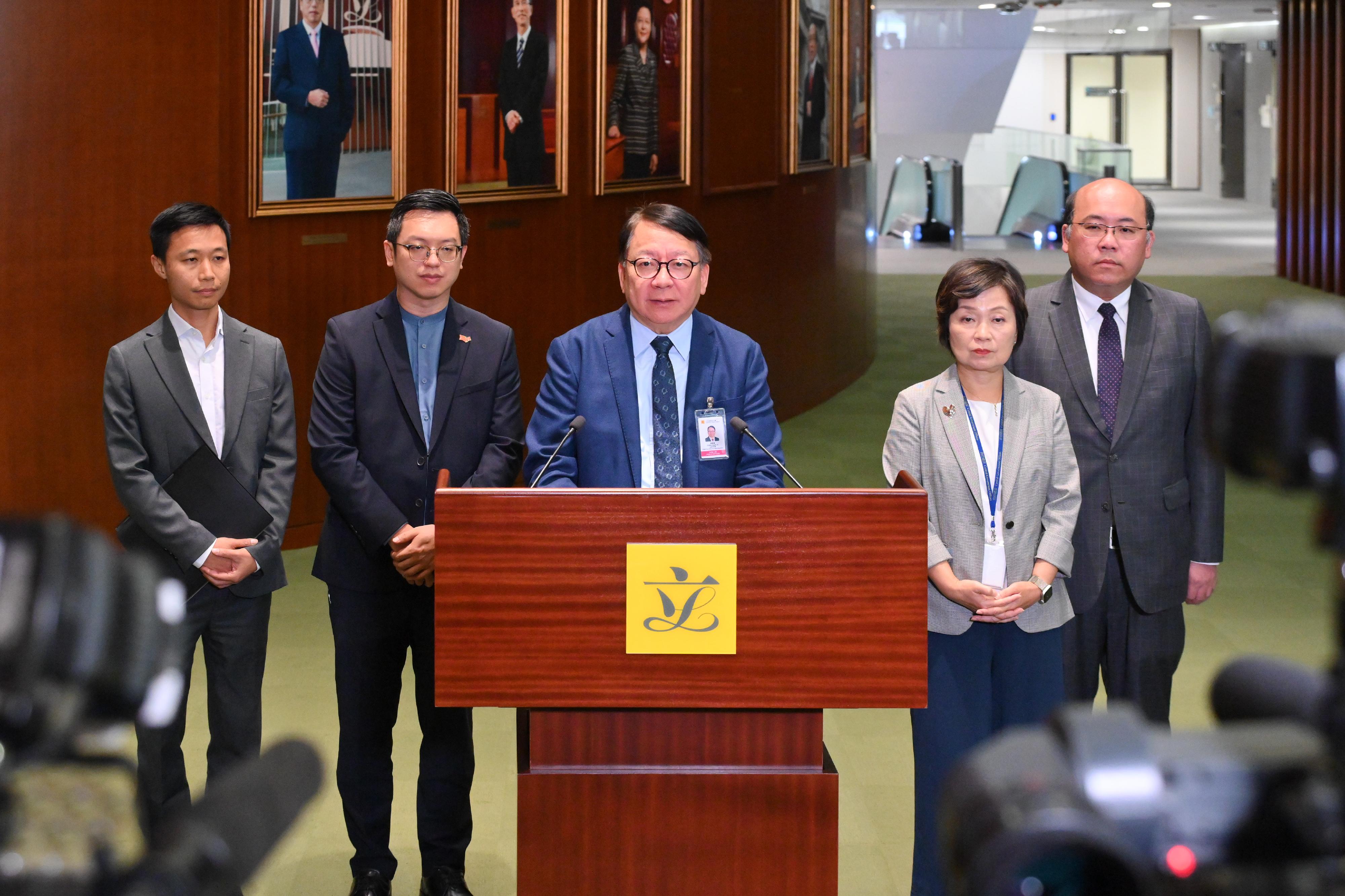 政務司司長陳國基（中）今日（七月三十日）與教育局局長蔡若蓮博士（右二）、署理勞工及福利局局長何啟明（左二）、立法會教育事務委員會主席周文港博士（右一）和立法會人力事務委員會主席林振昇（左二）在出席立法會舉行的前廳交流會後會見傳媒。