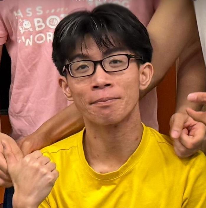 十九歲男子簡傑豐身高約一點六米，瘦身材，方面型，黃皮膚及蓄短黑髮。他最後露面時戴黑色眼鏡，身穿白色短袖上衣、灰白色長褲及黑色鞋。