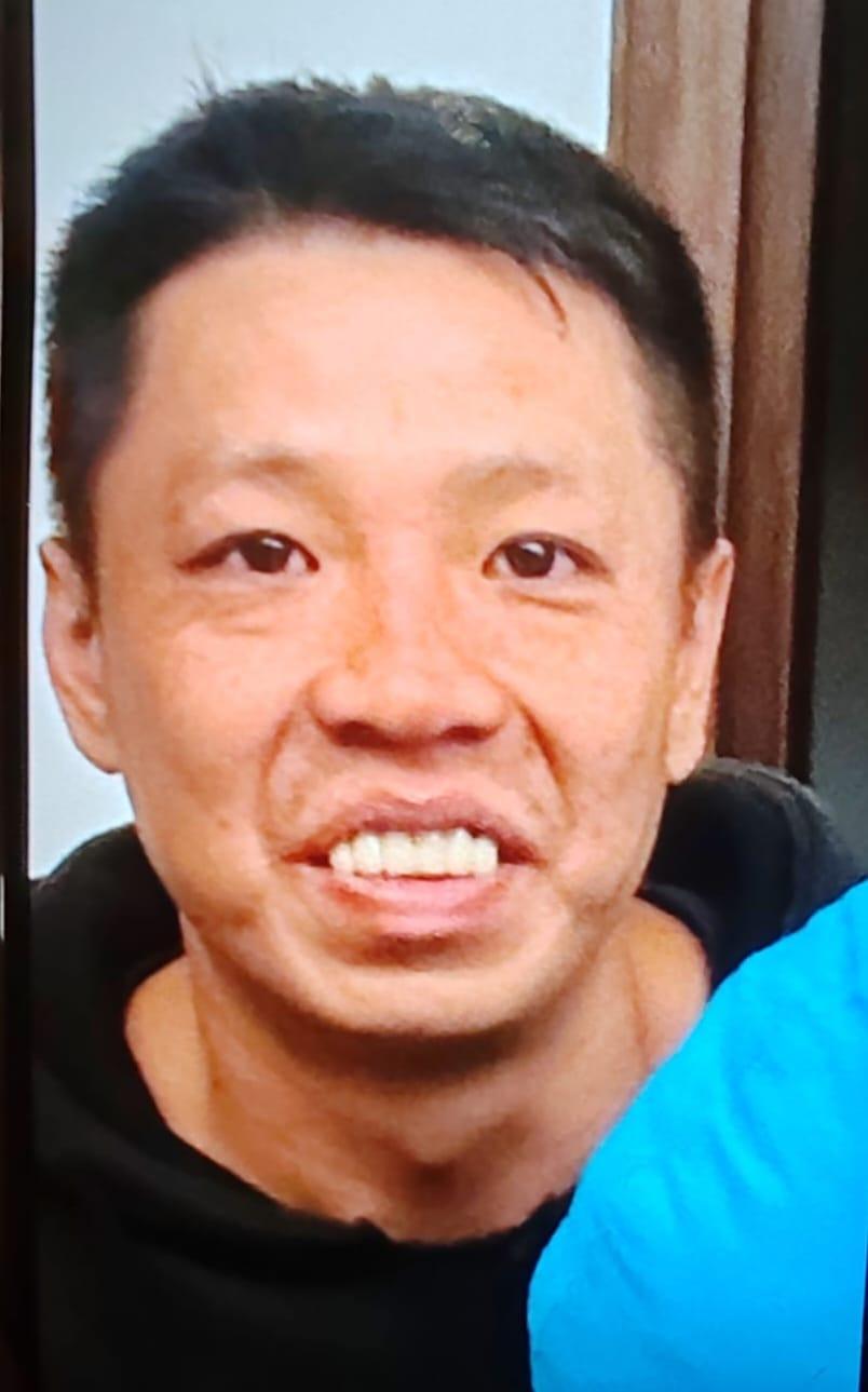 四十二歲男子鄭沛民身高約一點六米，體重約五十四公斤，瘦身材，長面型，黃皮膚及蓄短黑髮，雙臂、胸部及背部有紋身。他最後露面時身穿黑色短袖上衣、黑色長褲及白色運動鞋。
