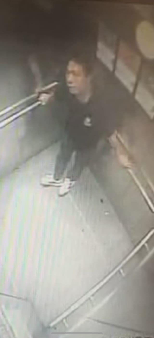 四十二歲男子鄭沛民身高約一點六米，體重約五十四公斤，瘦身材，長面型，黃皮膚及蓄短黑髮，雙臂、胸部及背部有紋身。他最後露面時身穿黑色短袖上衣、黑色長褲及白色運動鞋。
