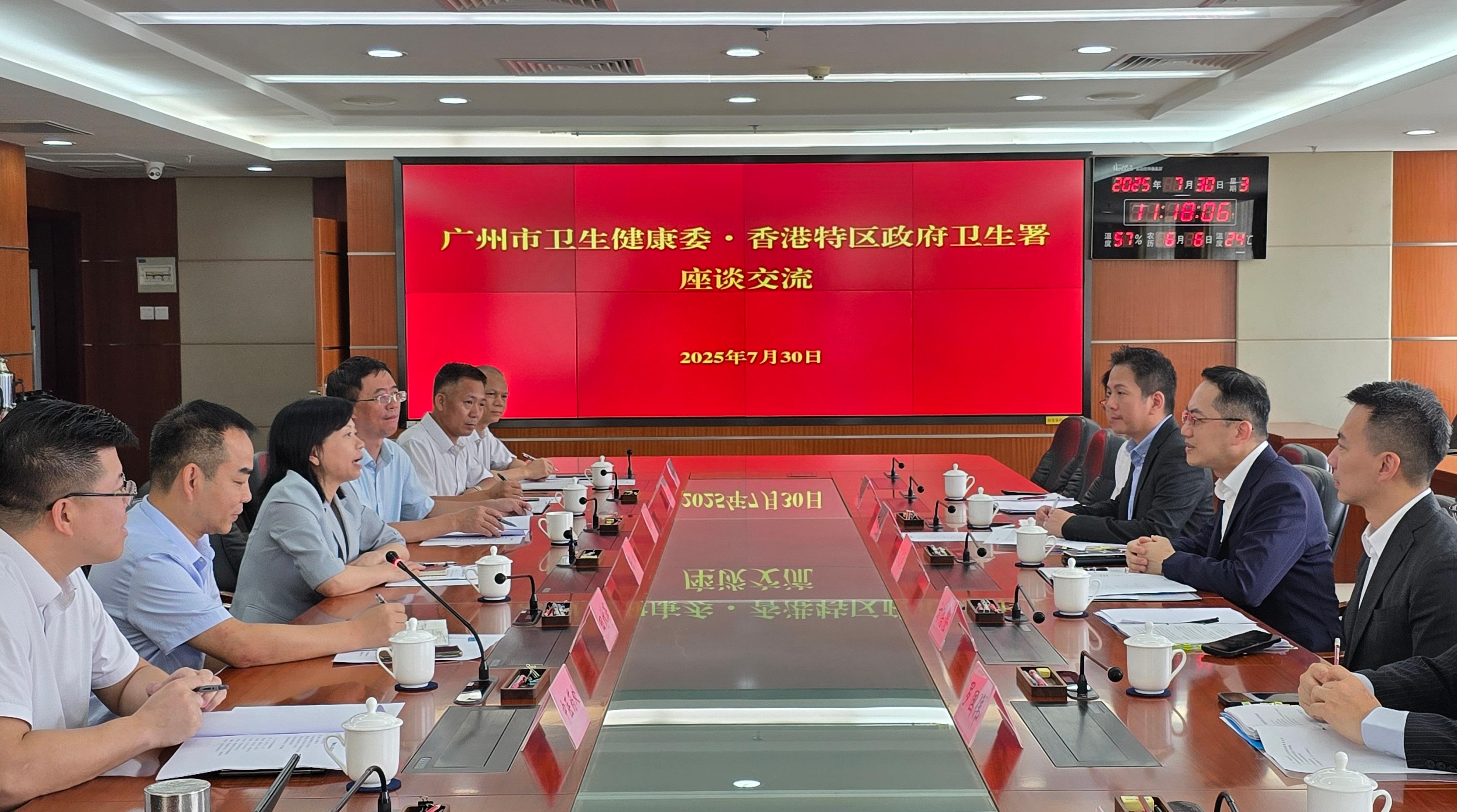 衞生署署長林文健醫生（右二）今日（七月三十日）率領部門代表在廣州與廣州市衞生健康委員會主任陳斌（左三）會面，了解廣東省及廣州市有關基孔肯雅熱的最新情況及疫情防控工作。