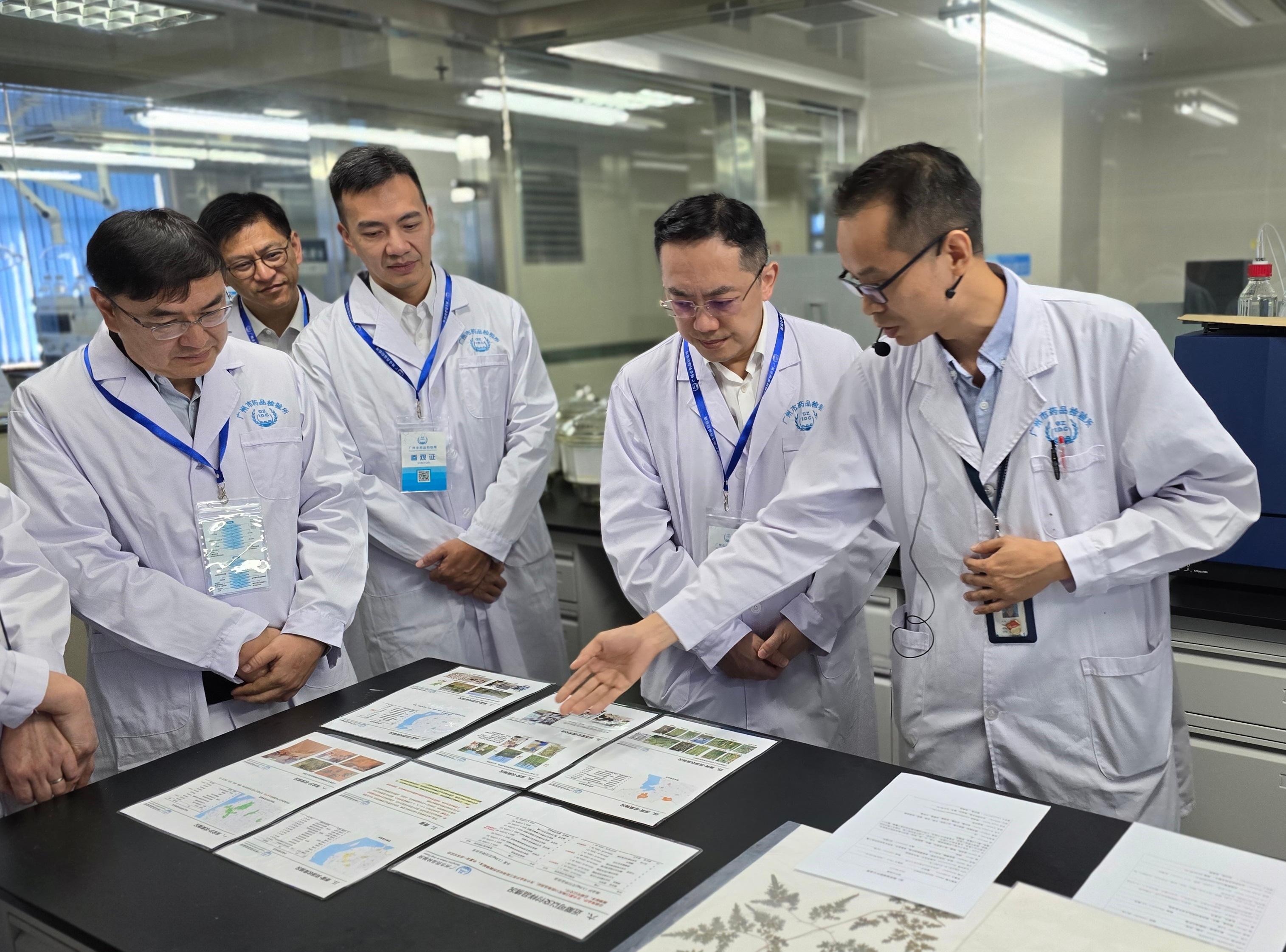 The Department of Health today (July 30) signed a Co-operation Arrangement with the Guangzhou Municipal Market Regulatory Administration. Photo shows the Director of Health, Dr Ronald Lam (second right), visiting the Guangzhou Institute for Drug Control.