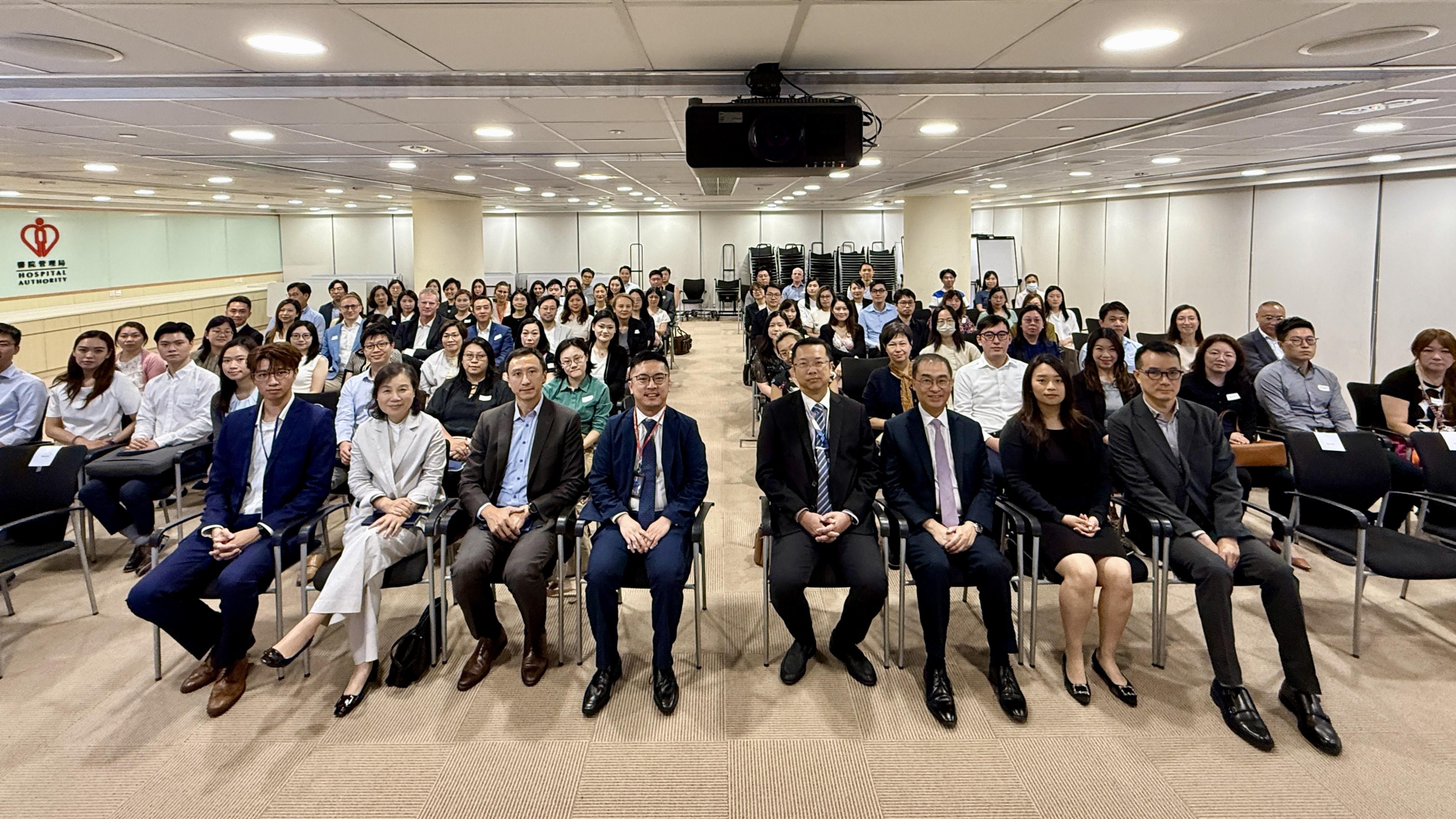 醫院管理局（醫管局）今日（七月三十一日）與粵港澳大灣區國際臨床試驗所及香港醫藥業界代表舉行分享會，向業界闡述醫管局就推動臨床研究發展所推行的一系列優化措施，以吸引業界推展更多臨床研究項目。

