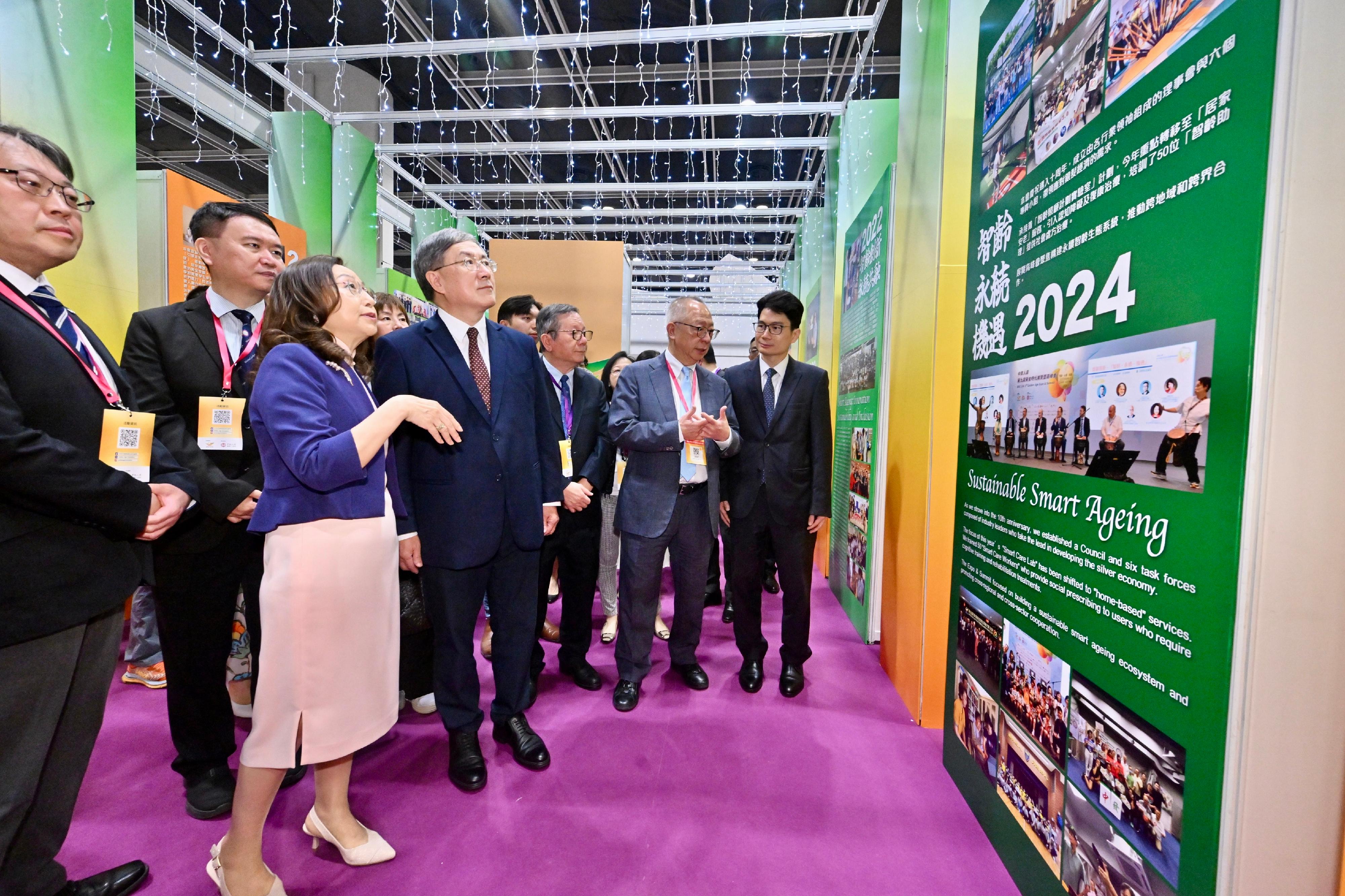 The Deputy Chief Secretary for Administration, Mr Cheuk Wing-hing, tours the BOC Life 10th Golden Age Expo today (July 31) to learn more about the latest technologies, innovative products and services in the silver industry.