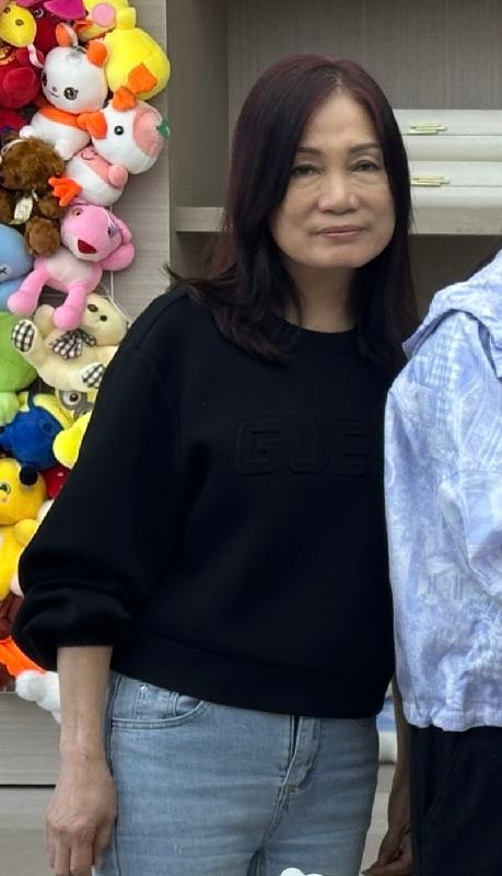 Cheng Yu-hing, Sandy, aged 64, is about 1.6 metres tall, 50 kilograms in weight and of thin build. She has a squared face with yellow complexion and long brown hair. She was last seen wearing a black short-sleeved shirt, long blue jeans and black sandals.
