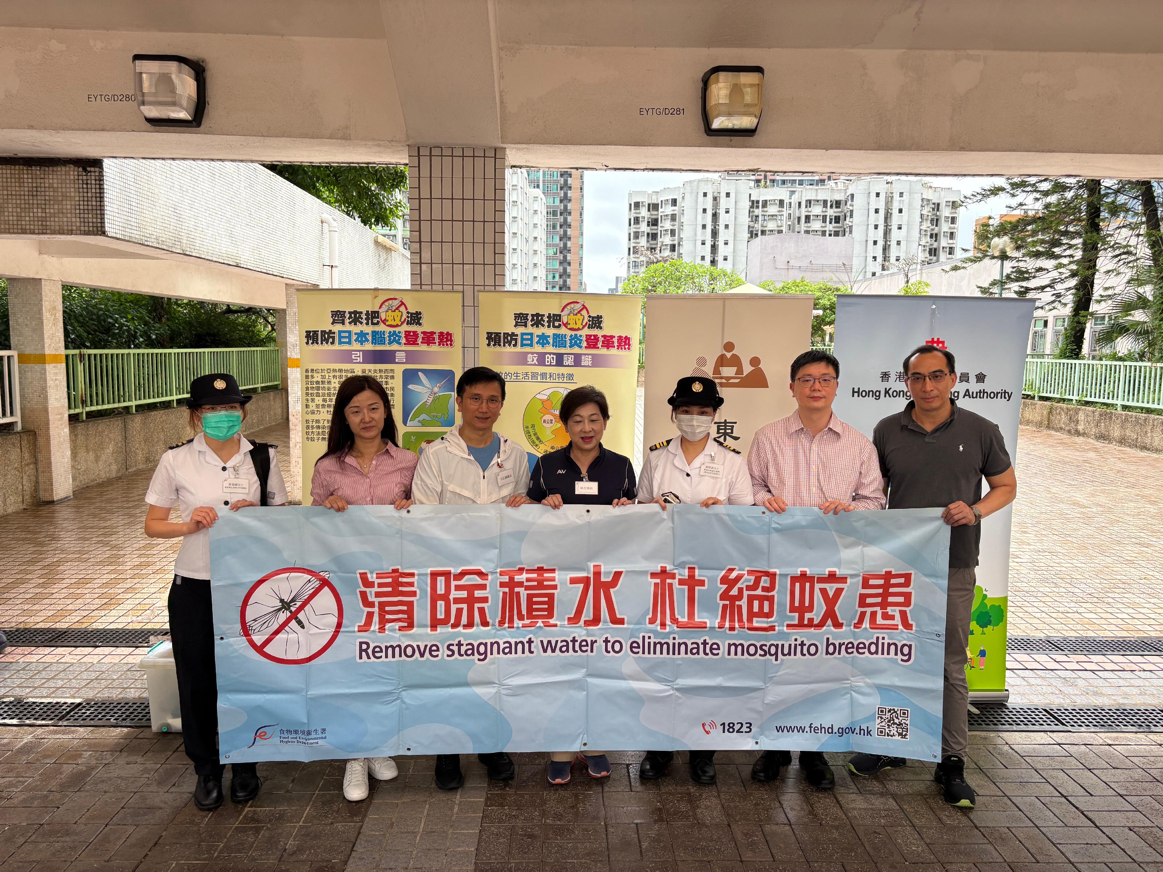 因應近期鄰近地區的基孔肯雅熱個案數字大幅上升，房屋署今日（七月三十一日）公布已採取多管齊下的措施於轄下公共租住屋邨加強防控蚊患，並呼籲居民加強防蚊滅蚊措施。圖示房屋署聯同其他政府部門及持份者採取聯合行動，加強防蚊滅蚊工作。