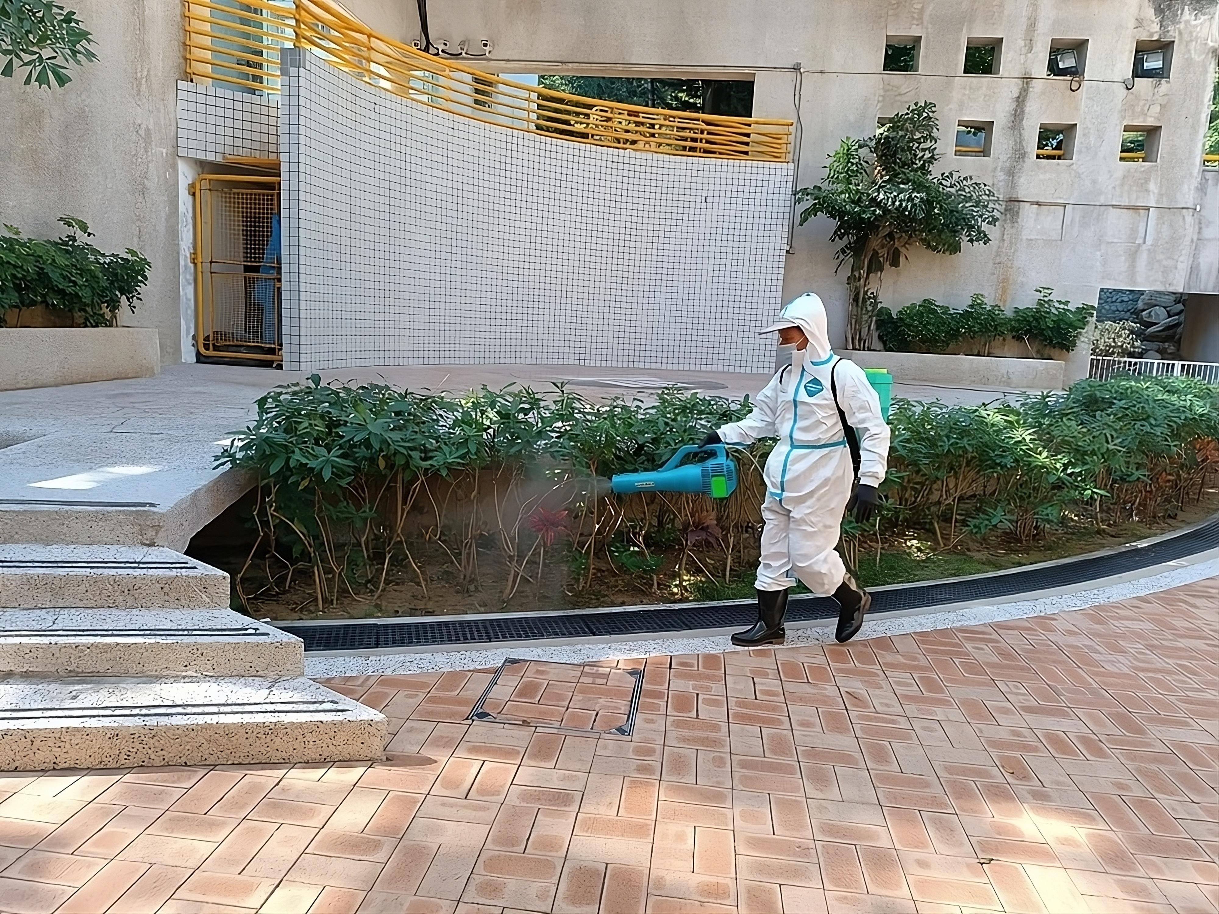 因應近期鄰近地區的基孔肯雅熱個案數字大幅上升，房屋署今日（七月三十一日）公布已採取多管齊下的措施於轄下公共租住屋邨加強防控蚊患，並呼籲居民加強防蚊滅蚊措施。圖示其中一個房屋署轄下屋邨正進行霧化處理，以殺滅成蚊。